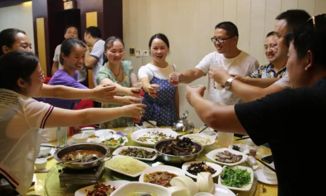 Đi họp lớp, người đàn ông đóng 1,8 triệu rồi xin về sớm: Hành động của bạn cũ sau đó khiến anh chết lặng- Ảnh 3.