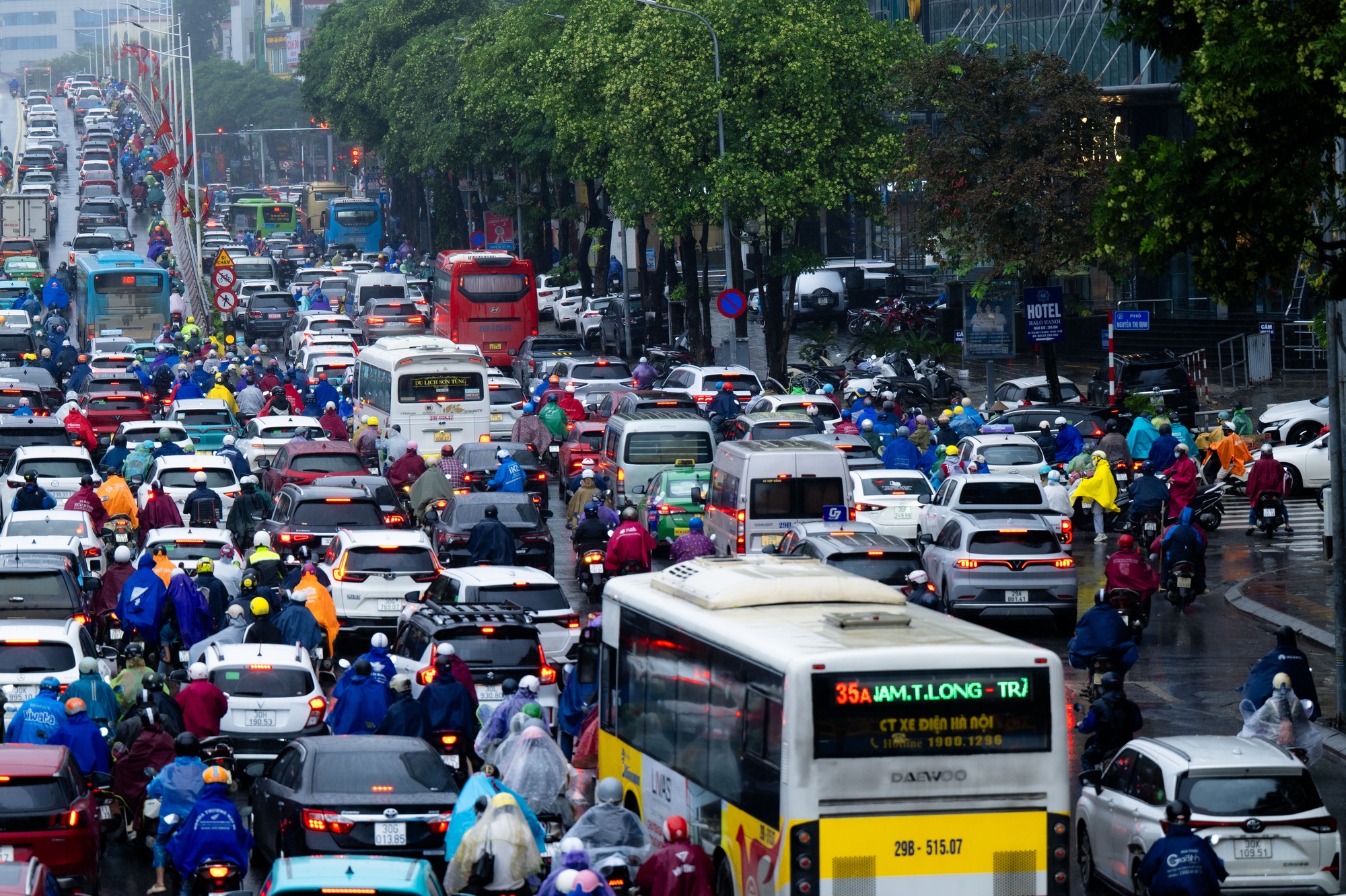 Hà Nội mưa lạnh 18 độ C ngày đầu tuần, người dân co ro giữa dòng xe ùn tắc- Ảnh 9. Hà Nội mưa lạnh 18 độ C ngày đầu tuần, người dân co ro giữa dòng xe ùn tắc- Ảnh 9.