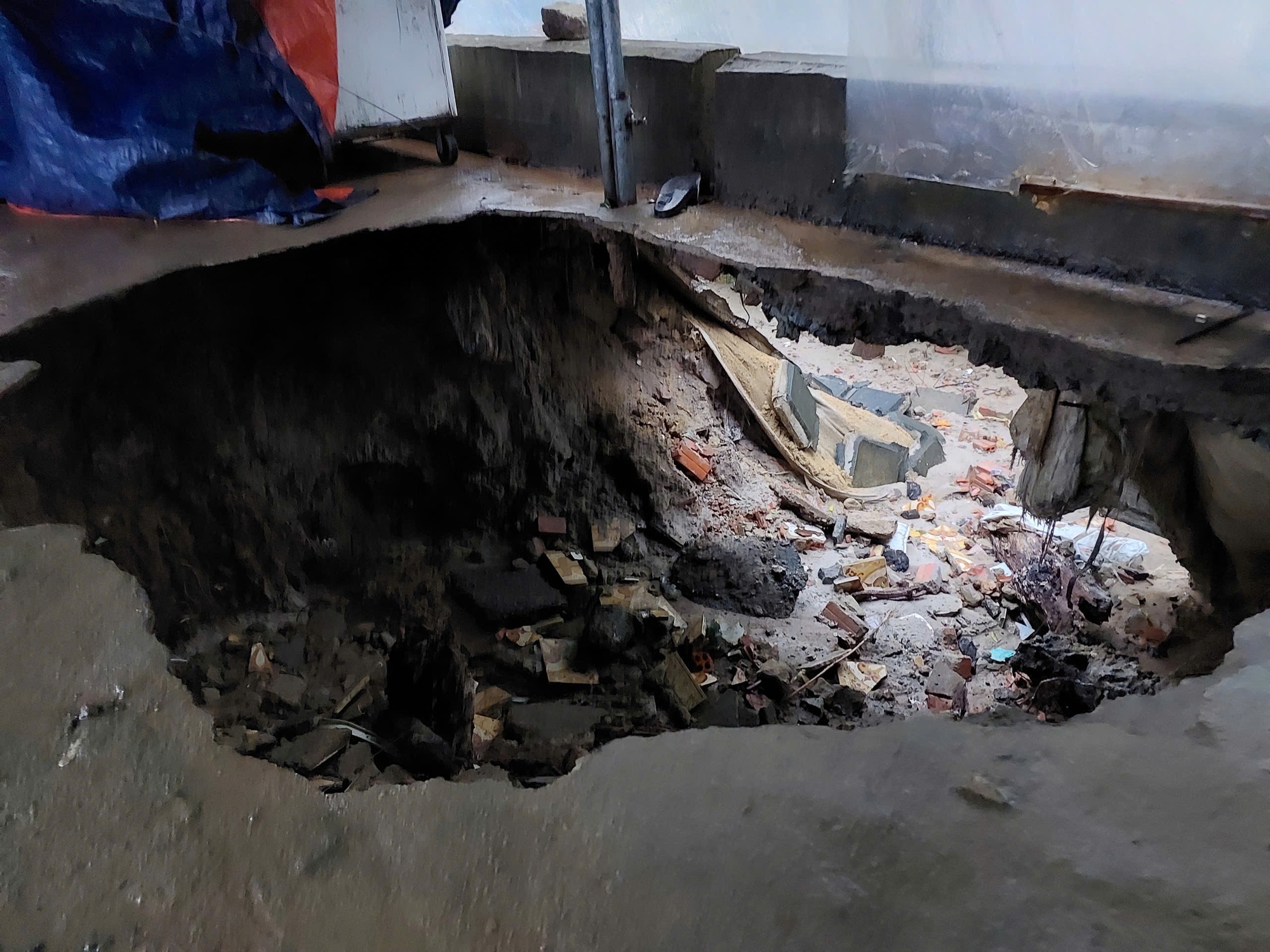 CLIP: Mưa lớn, xuất hiện hố sụp ở khu chung cư tại Đà Nẵng- Ảnh 2. CLIP: Mưa lớn, xuất hiện hố sụp ở khu chung cư tại Đà Nẵng- Ảnh 2.