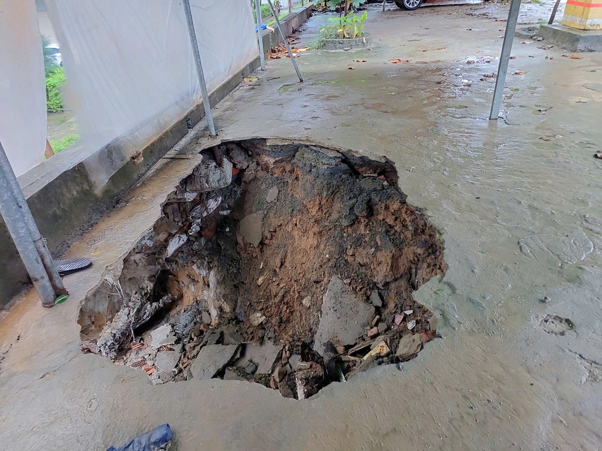 CLIP: Mưa lớn, xuất hiện hố sụp ở khu chung cư ở Đà Nẵng- Ảnh 1. CLIP: Mưa lớn, xuất hiện hố sụp ở khu chung cư ở Đà Nẵng- Ảnh 1.