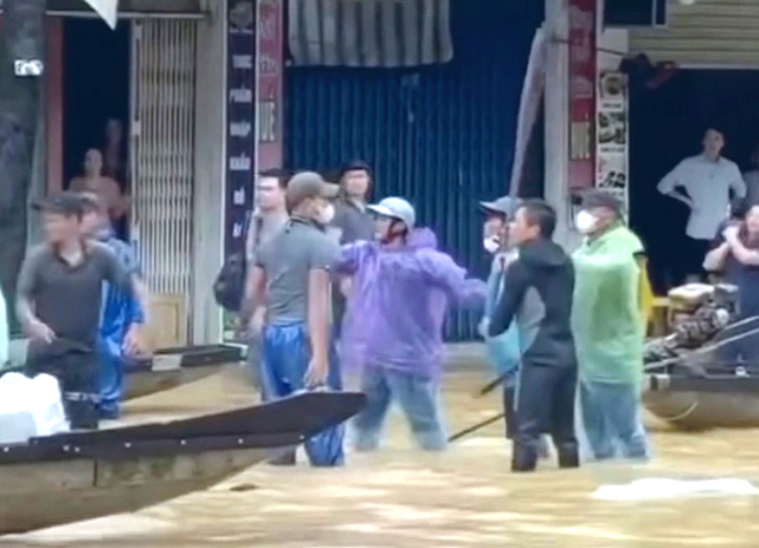 L&agrave;m r&otilde; nh&oacute;m người d&ugrave;ng m&aacute;i ch&egrave;o đ&aacute;nh nhau giữa phố ngập lụt ở Huế- Ảnh 1.