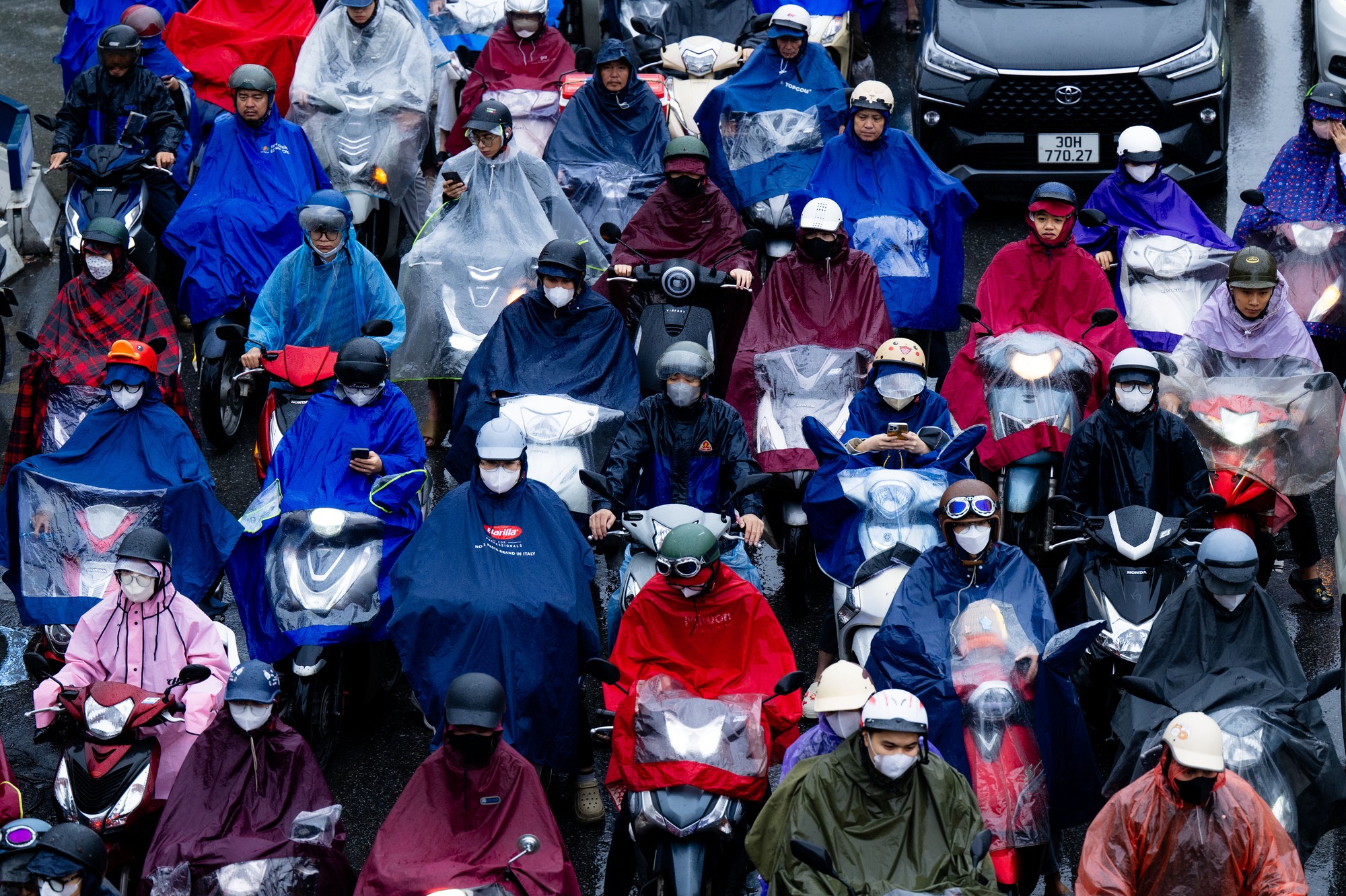 Hà Nội mưa lạnh 18 độ C ngày đầu tuần, người dân co ro giữa dòng xe ùn tắc- Ảnh 1. Hà Nội mưa lạnh 18 độ C ngày đầu tuần, người dân co ro giữa dòng xe ùn tắc- Ảnh 1.