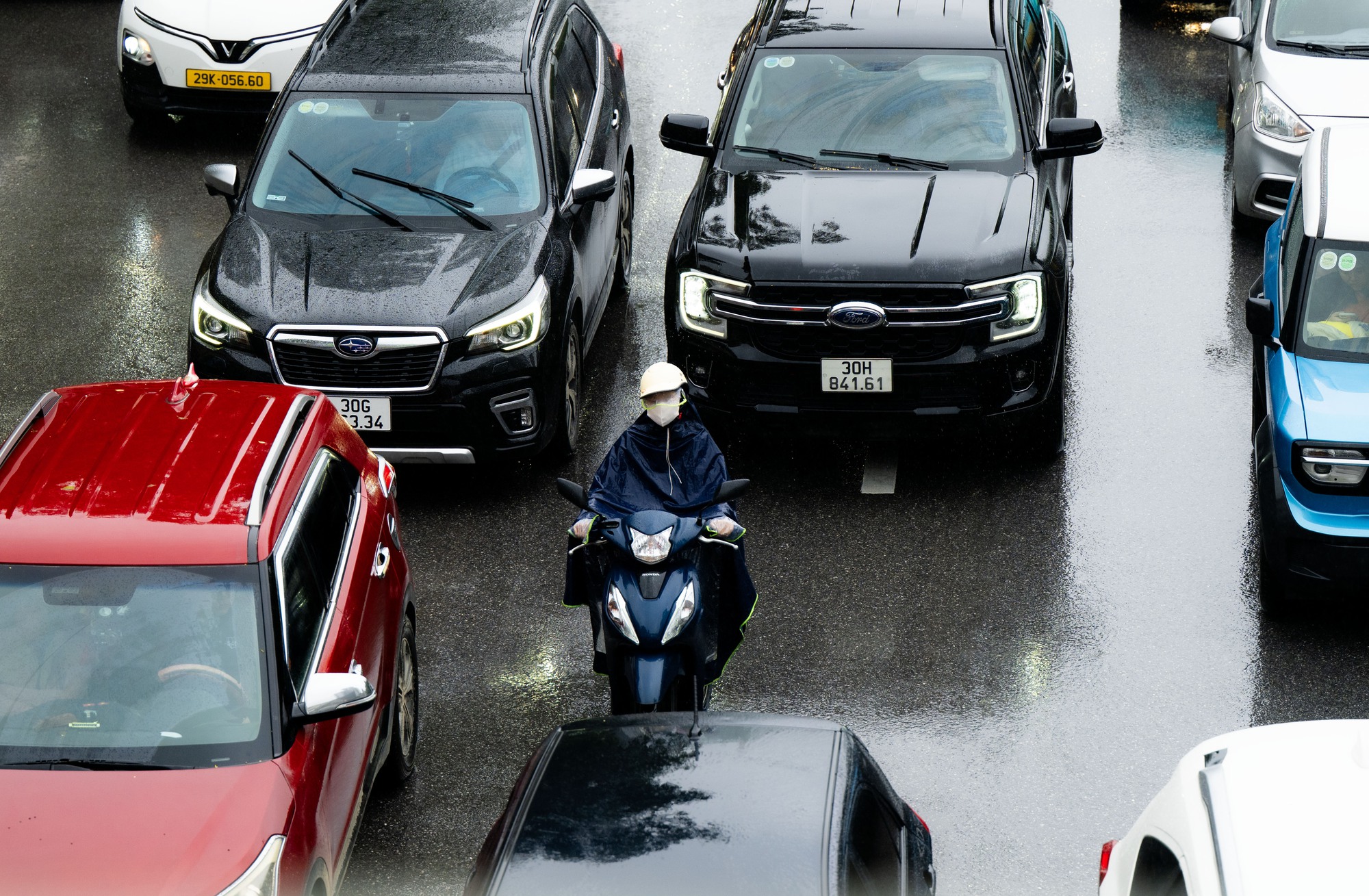 Hà Nội mưa lạnh 18 độ C ngày đầu tuần, người dân co ro giữa dòng xe ùn tắc- Ảnh 10. Hà Nội mưa lạnh 18 độ C ngày đầu tuần, người dân co ro giữa dòng xe ùn tắc- Ảnh 10.