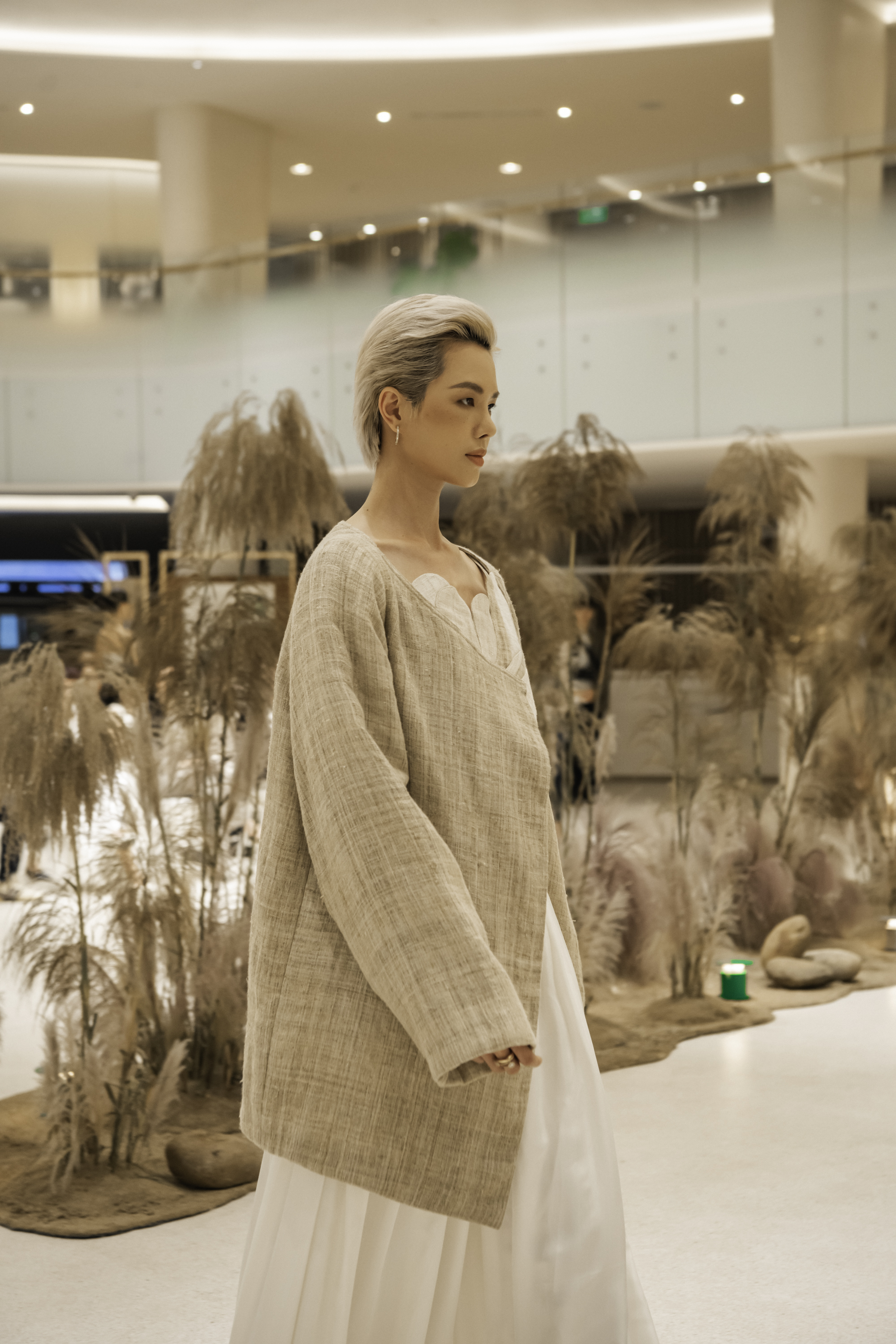 Á hậu Châu Anh đánh đàn, diễn thời trang gây bất ngờ- Ảnh 8.