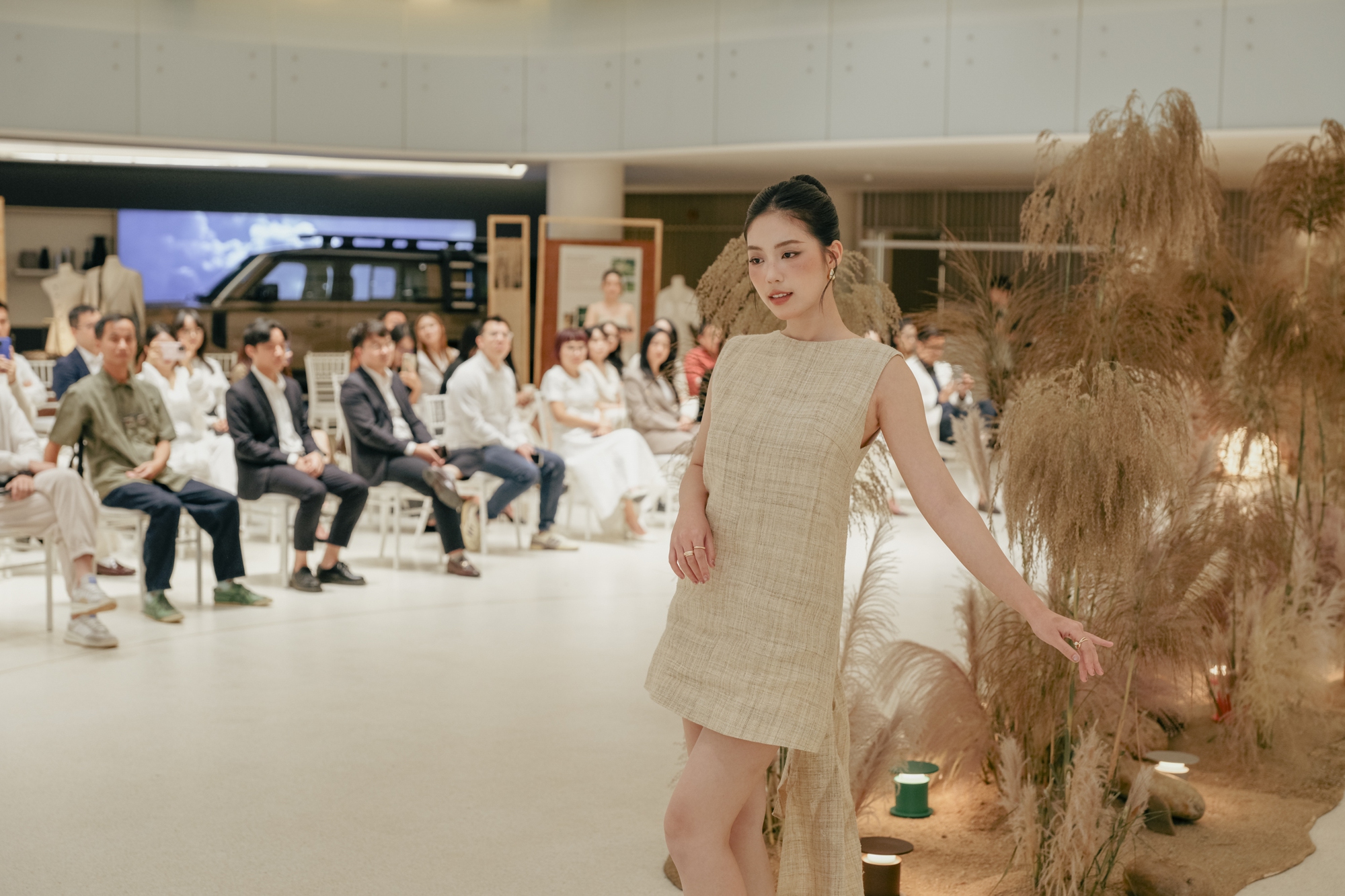 Á hậu Châu Anh đánh đàn, diễn thời trang gây bất ngờ- Ảnh 5.