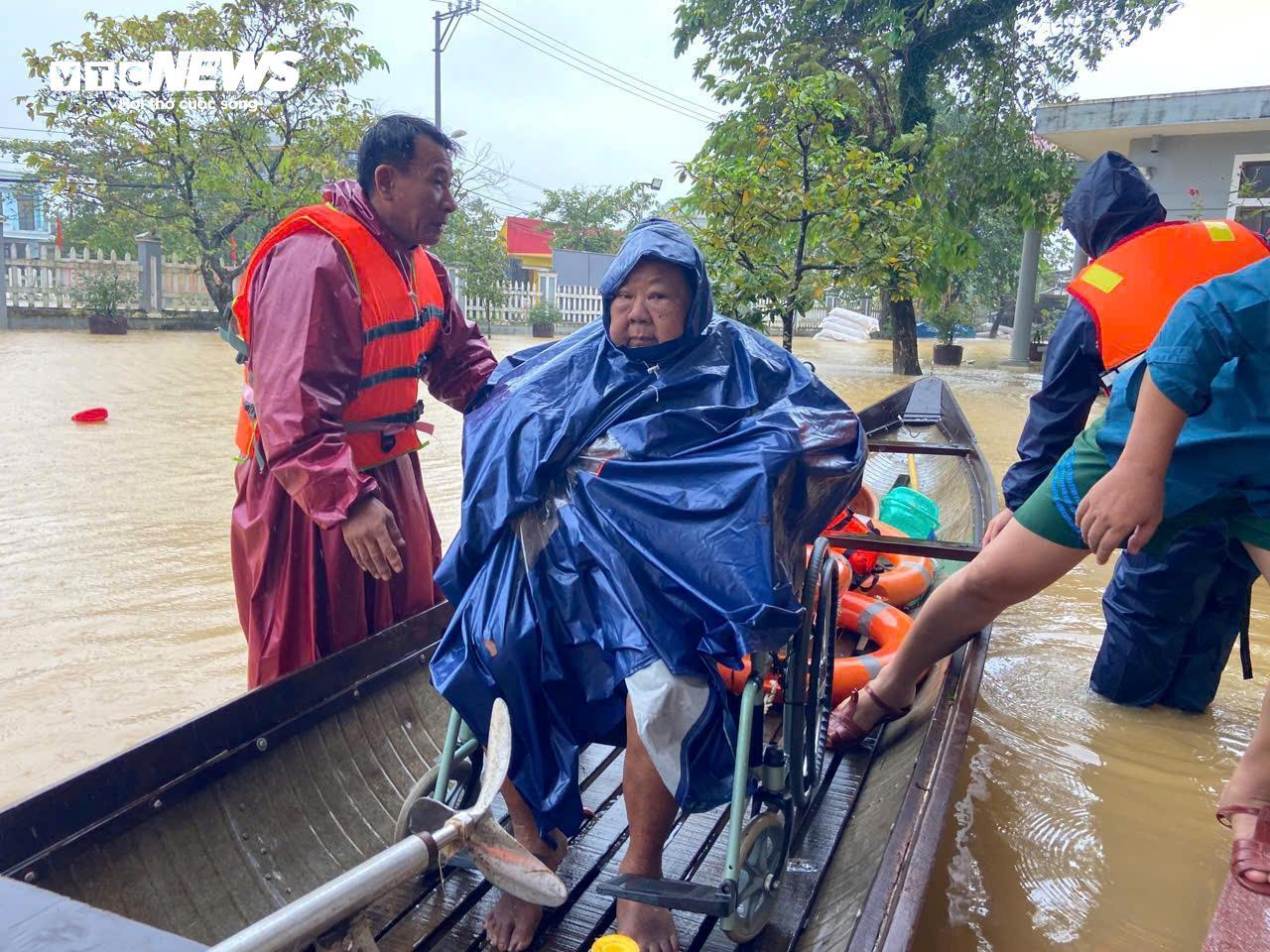 Nước sông dâng vượt xa báo động 3, TP Huế tiếp tục chìm trong biển nước- Ảnh 12. Nước sông dâng vượt xa báo động 3, TP Huế tiếp tục chìm trong biển nước- Ảnh 12.