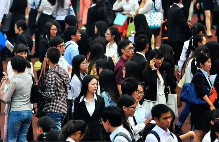 Nữ sinh được cả làng kỳ vọng mất tích bí ẩn sau khi tốt nghiệp, 12 năm sau phát hiện sống vô gia cư: Nguyên nhân với bố mẹ "ngã ngửa"- Ảnh 2.