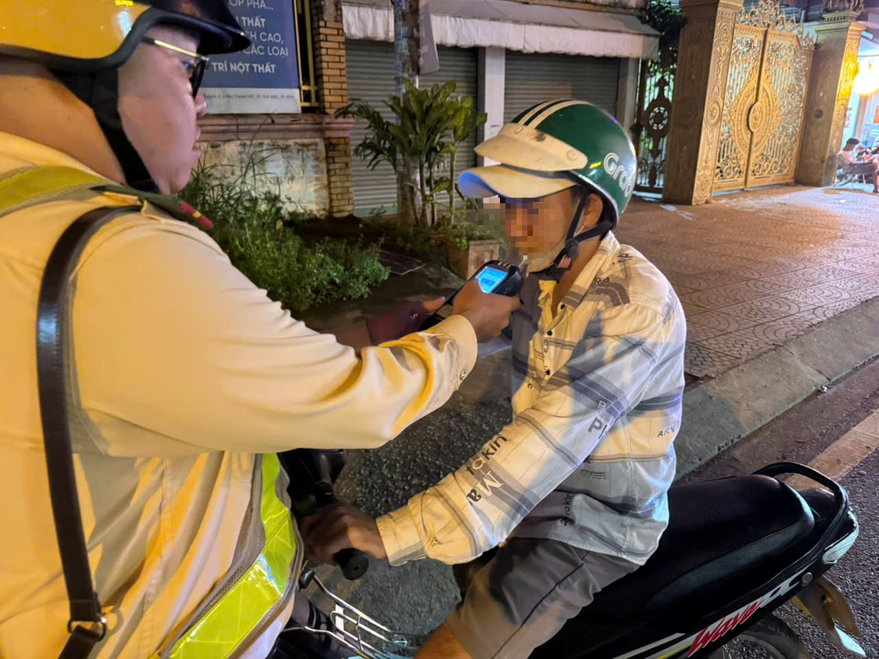 CSGT TP HCM đo nồng độ cồn: Có người say gần như không biết gì- Ảnh 2. CSGT TP HCM đo nồng độ cồn: Có người say gần như không biết gì- Ảnh 2.