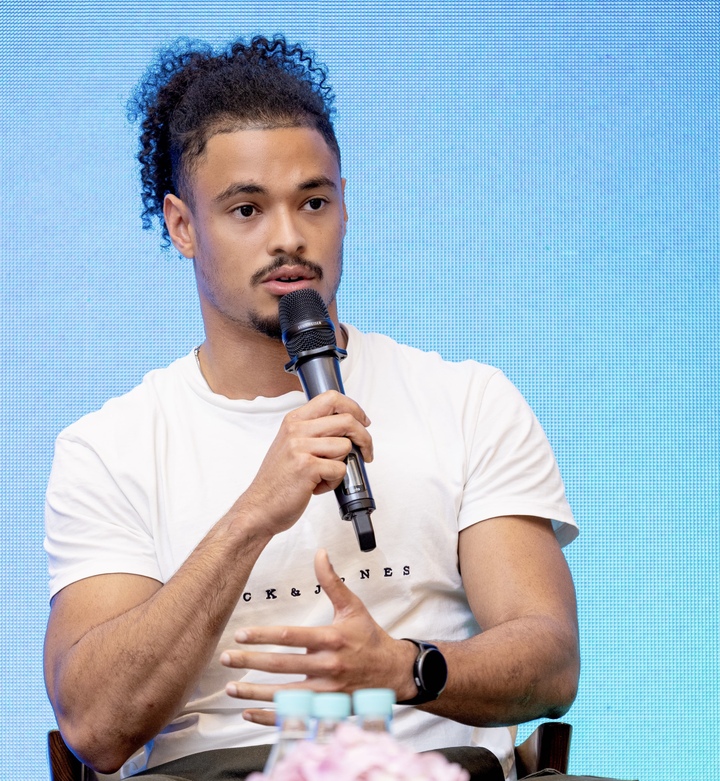 Cựu cầu thủ Pháp mất chân vì não mô cầu, biến đau thương thành cảm hứng- Ảnh 1.