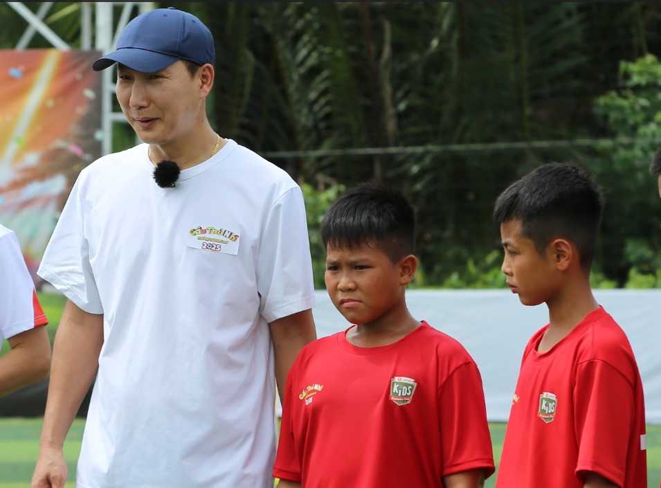 HLV Kim Sang Sik buồn bã khi một học trò rời đi- Ảnh 1.