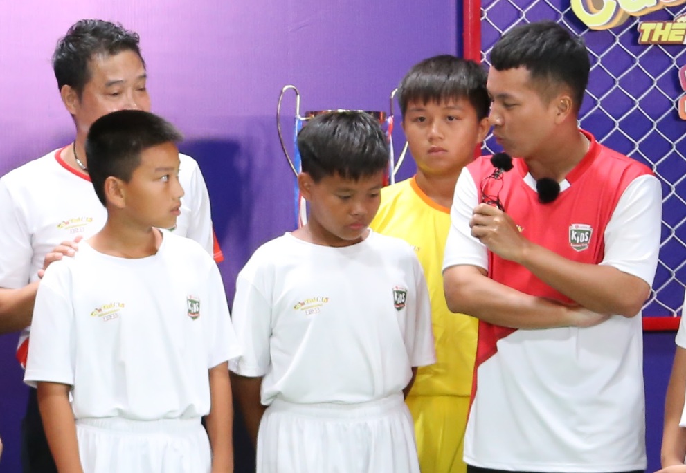 HLV Kim Sang Sik buồn bã khi một học trò rời đi- Ảnh 3.