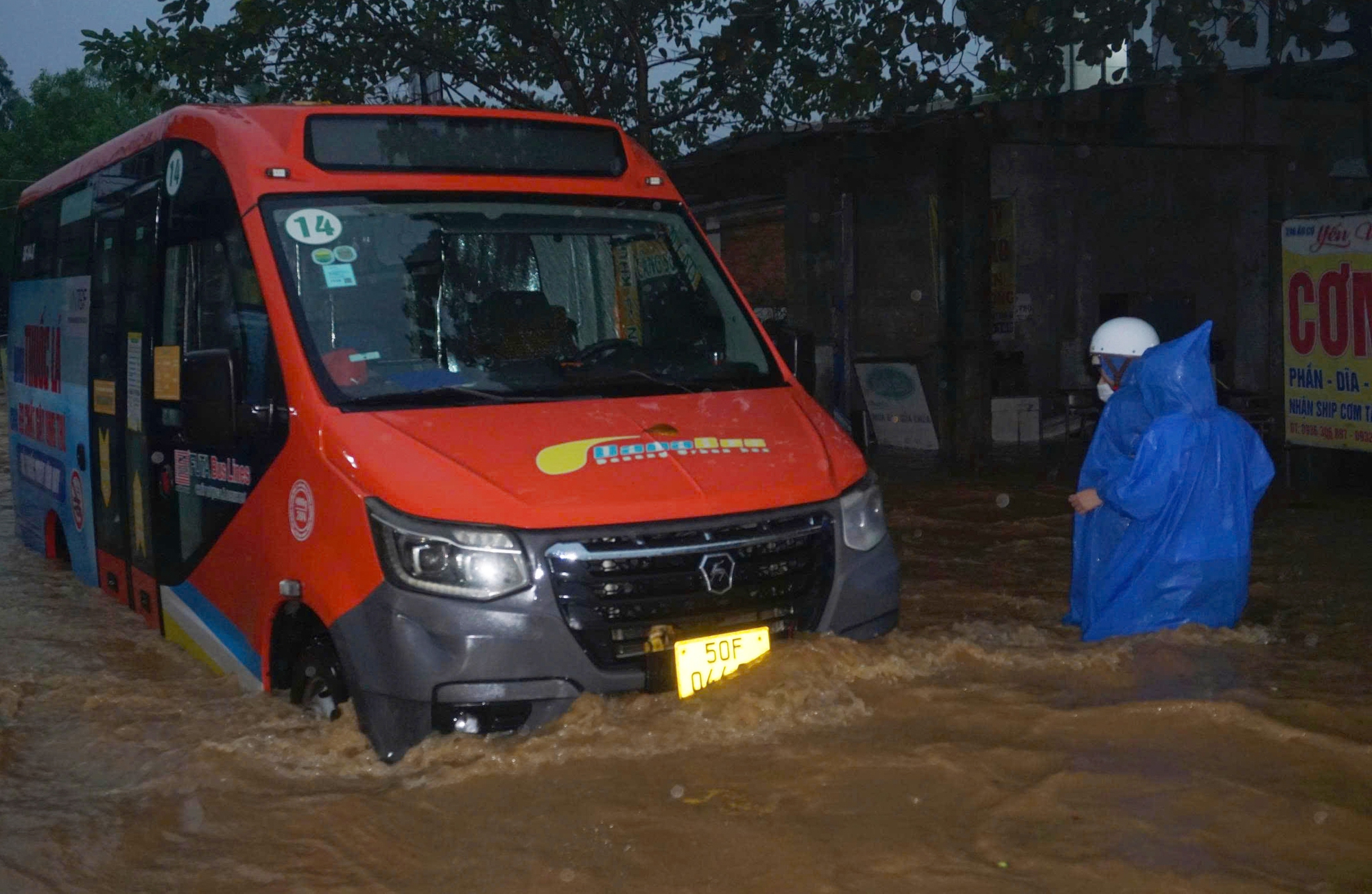 CLIP: Mưa lớn, xuất hiện hố sụp ở khu chung cư ở Đà Nẵng- Ảnh 6. CLIP: Mưa lớn, xuất hiện hố sụp ở khu chung cư ở Đà Nẵng- Ảnh 6.