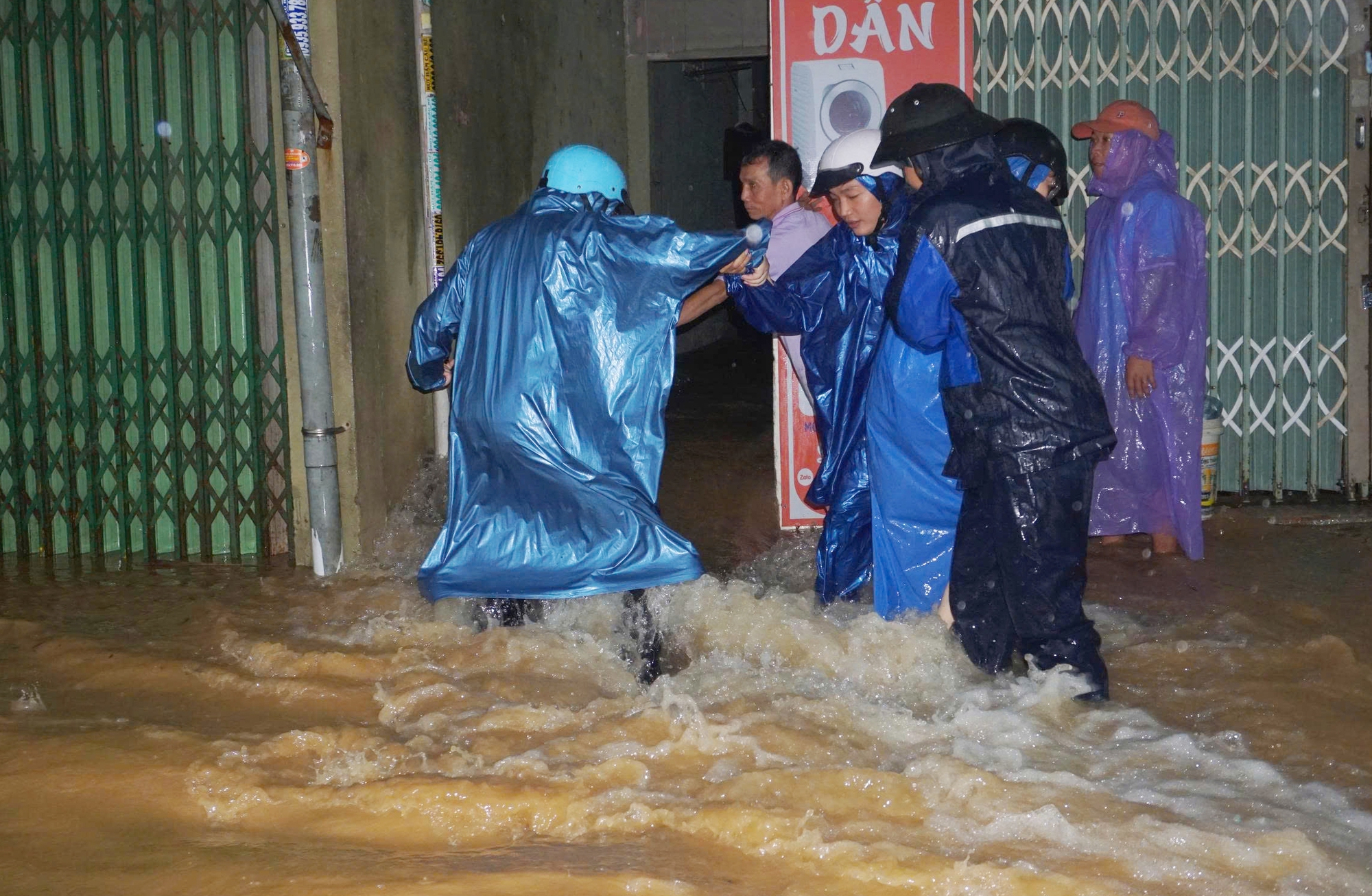 CLIP: Mưa lớn, xuất hiện hố sụp ở khu chung cư tại Đà Nẵng- Ảnh 4. CLIP: Mưa lớn, xuất hiện hố sụp ở khu chung cư tại Đà Nẵng- Ảnh 4.