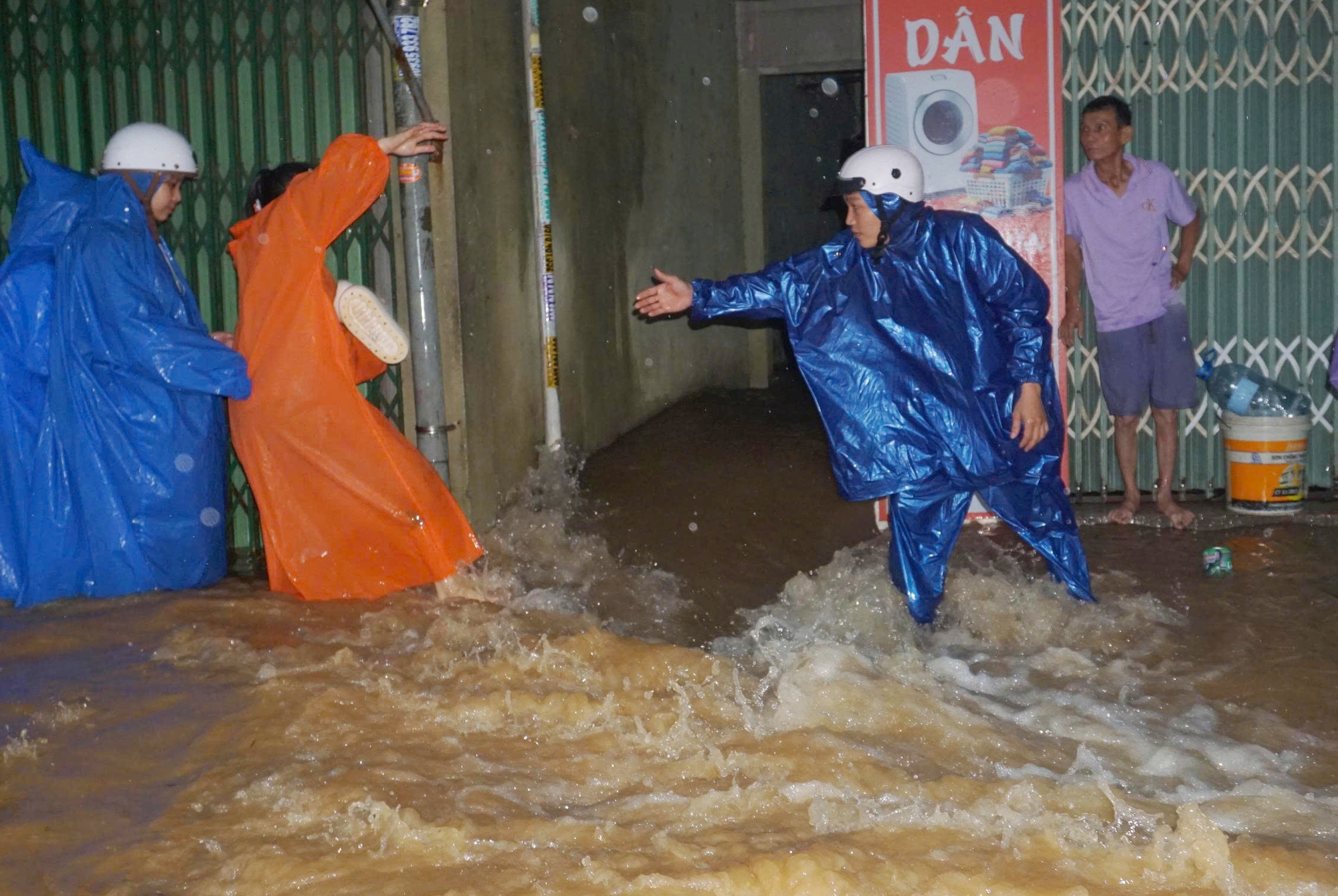 CLIP: Mưa lớn, xuất hiện hố sụp ở khu chung cư ở Đà Nẵng- Ảnh 5. CLIP: Mưa lớn, xuất hiện hố sụp ở khu chung cư ở Đà Nẵng- Ảnh 5.