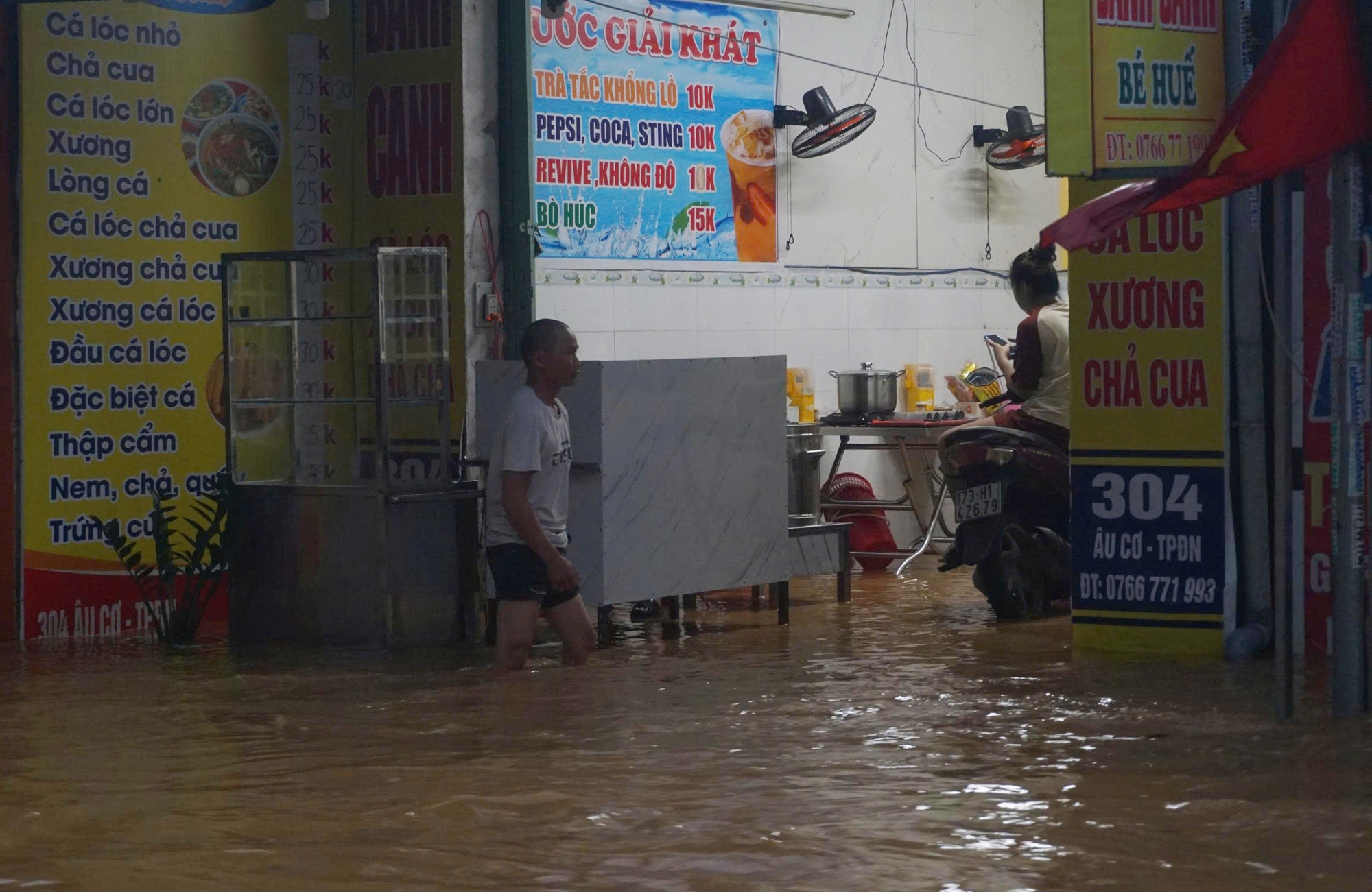 CLIP: Mưa lớn, xuất hiện hố sụp ở khu chung cư ở Đà Nẵng- Ảnh 7. CLIP: Mưa lớn, xuất hiện hố sụp ở khu chung cư ở Đà Nẵng- Ảnh 7.