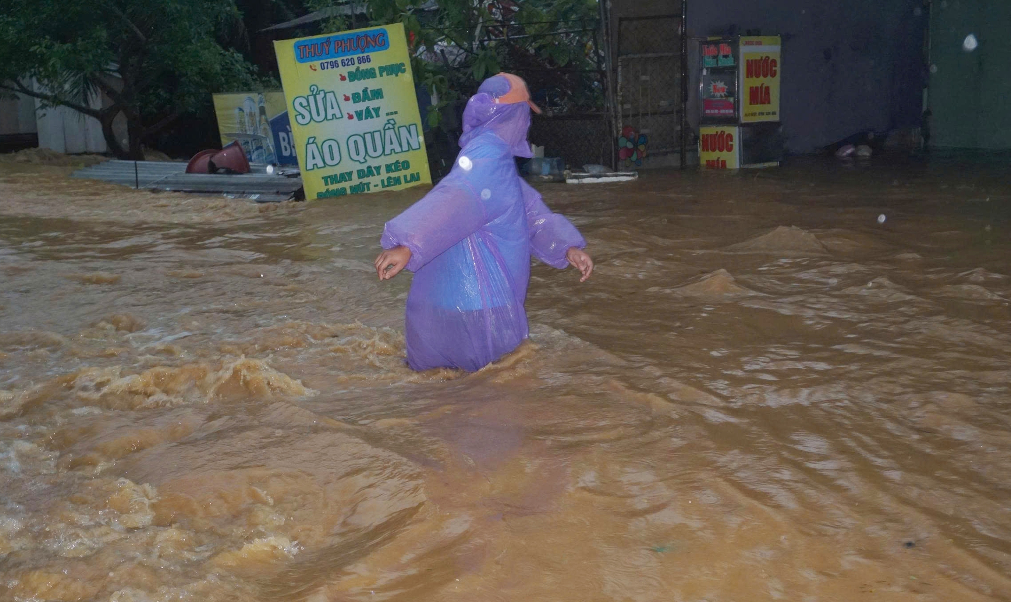 CLIP: Mưa lớn, xuất hiện hố sụp ở khu chung cư ở Đà Nẵng- Ảnh 3. CLIP: Mưa lớn, xuất hiện hố sụp ở khu chung cư ở Đà Nẵng- Ảnh 3.