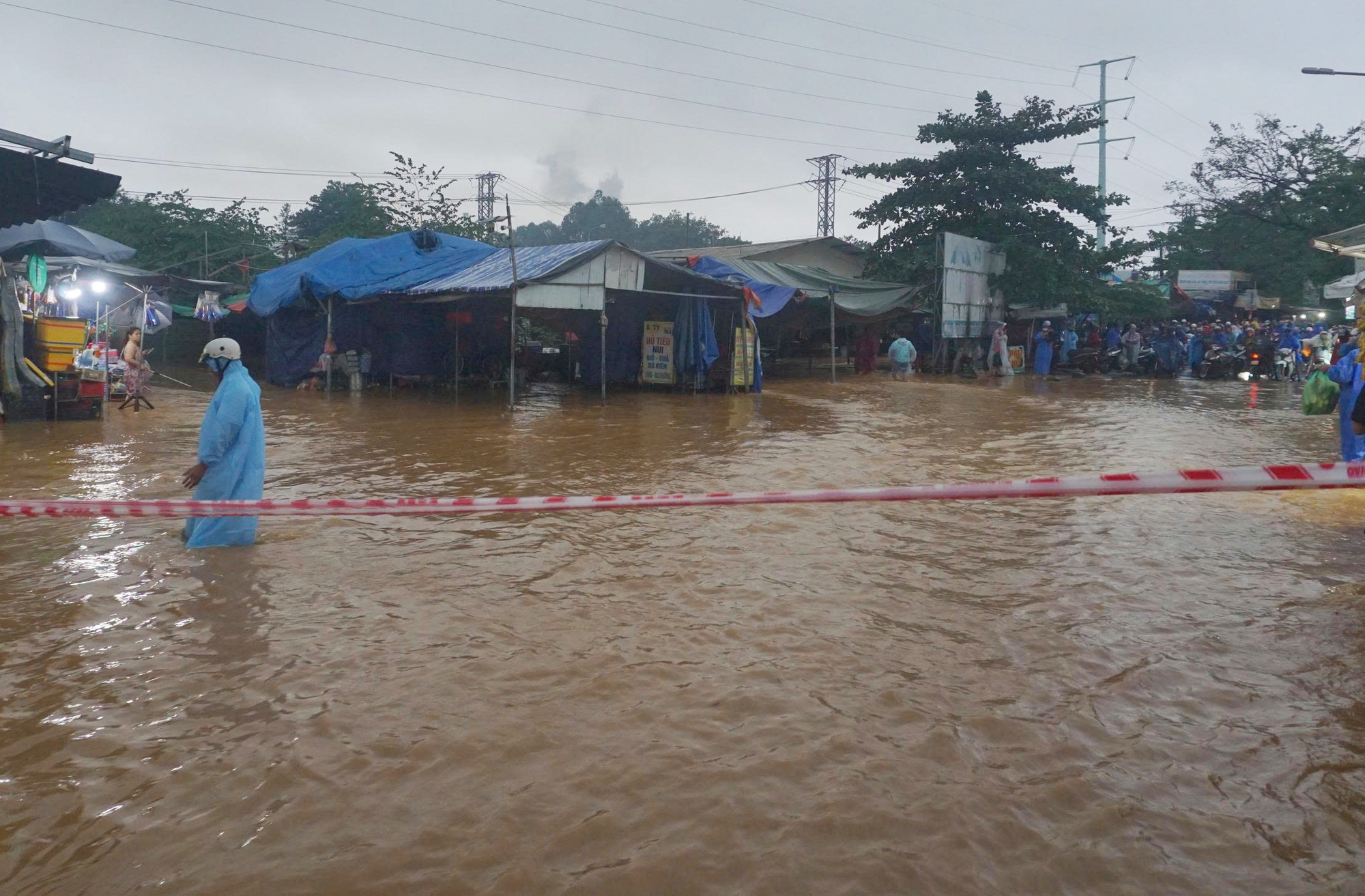 CLIP: Mưa lớn, xuất hiện hố sụp ở khu chung cư tại Đà Nẵng- Ảnh 11. CLIP: Mưa lớn, xuất hiện hố sụp ở khu chung cư tại Đà Nẵng- Ảnh 11.