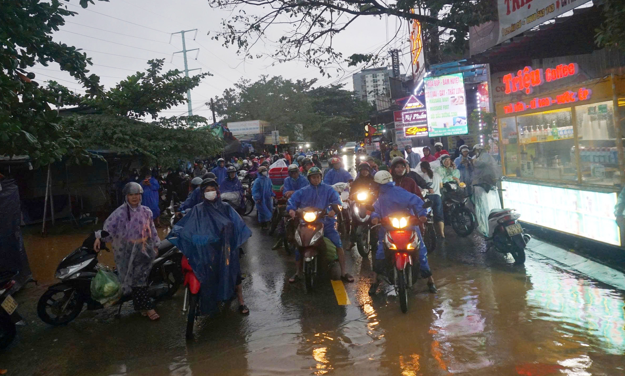 CLIP: Mưa lớn, xuất hiện hố sụp ở khu chung cư tại Đà Nẵng- Ảnh 8. CLIP: Mưa lớn, xuất hiện hố sụp ở khu chung cư tại Đà Nẵng- Ảnh 8.