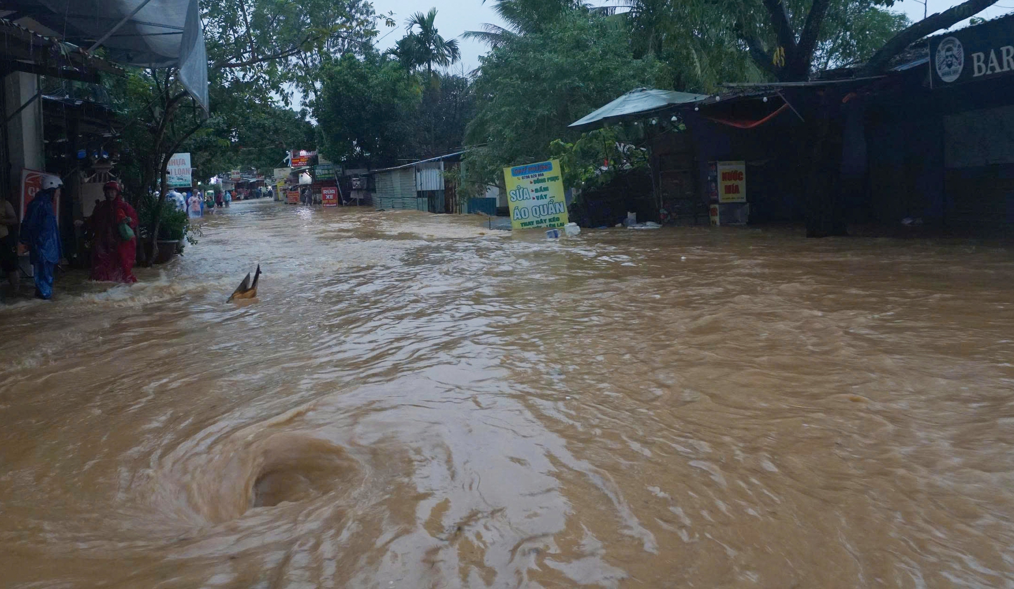 CLIP: Mưa lớn, xuất hiện hố sụp ở khu chung cư tại Đà Nẵng- Ảnh 9. CLIP: Mưa lớn, xuất hiện hố sụp ở khu chung cư tại Đà Nẵng- Ảnh 9.
