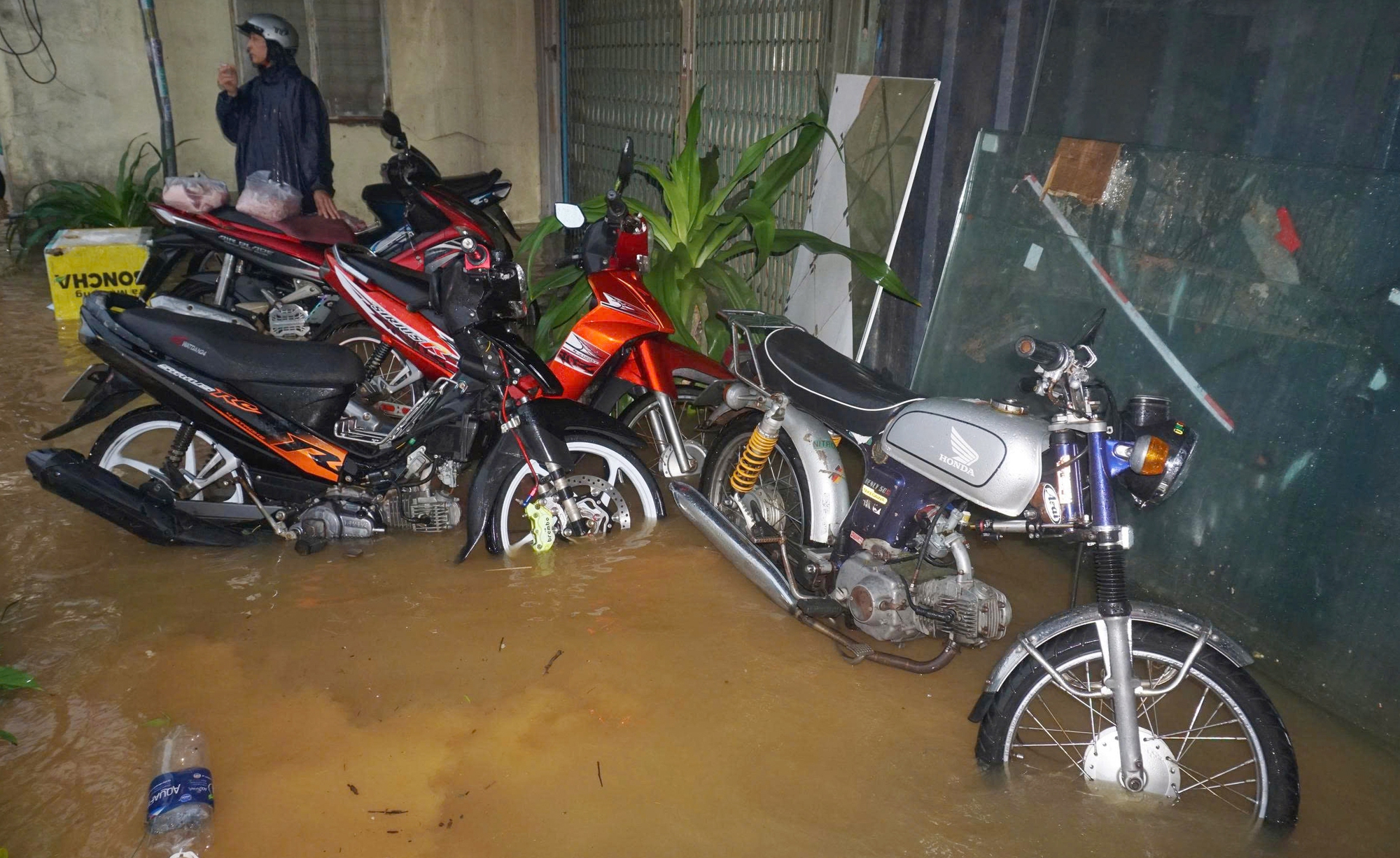 CLIP: Mưa lớn, xuất hiện hố sụp ở khu chung cư tại Đà Nẵng- Ảnh 10. CLIP: Mưa lớn, xuất hiện hố sụp ở khu chung cư tại Đà Nẵng- Ảnh 10.