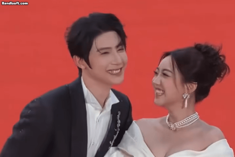 Cặp đôi phim giả tình thật công khai hôn nhau ngay trên thảm đỏ: Nhà gái vừa đẹp vừa bốc lửa, nhìn muốn cưới liền- Ảnh 3.