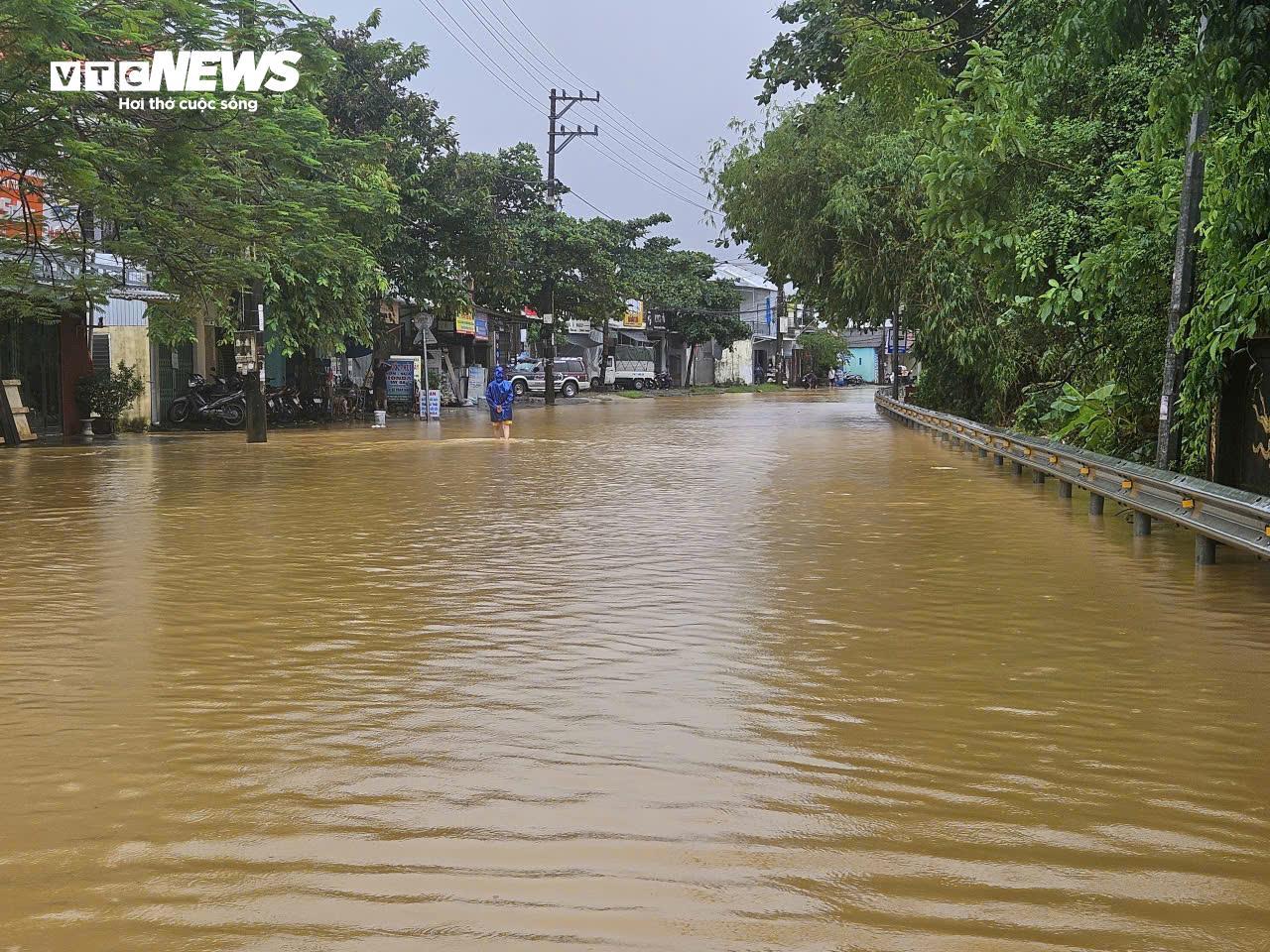 Nước sông dâng vượt xa báo động 3, TP Huế tiếp tục chìm trong biển nước- Ảnh 7. Nước sông dâng vượt xa báo động 3, TP Huế tiếp tục chìm trong biển nước- Ảnh 7.