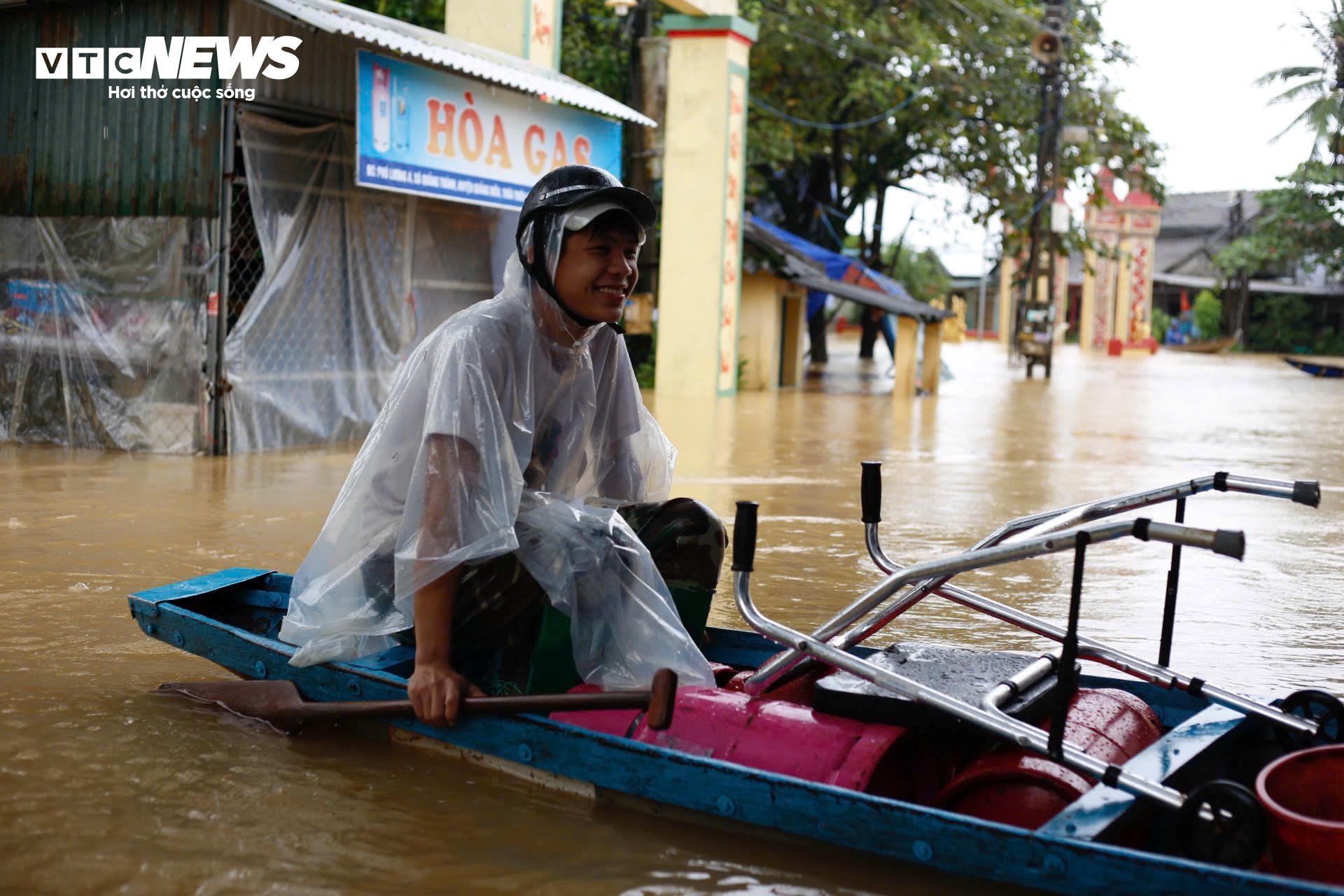 Nước sông dâng vượt xa báo động 3, TP Huế tiếp tục chìm trong biển nước- Ảnh 2. Nước sông dâng vượt xa báo động 3, TP Huế tiếp tục chìm trong biển nước- Ảnh 2.