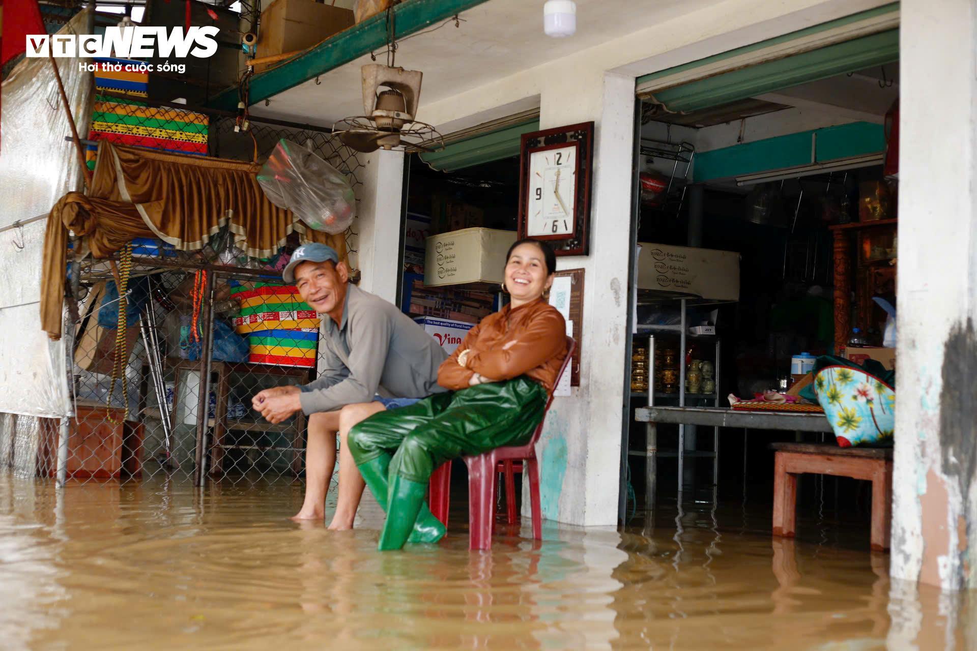 Nước sông dâng vượt xa báo động 3, TP Huế tiếp tục chìm trong biển nước- Ảnh 4. Nước sông dâng vượt xa báo động 3, TP Huế tiếp tục chìm trong biển nước- Ảnh 4.