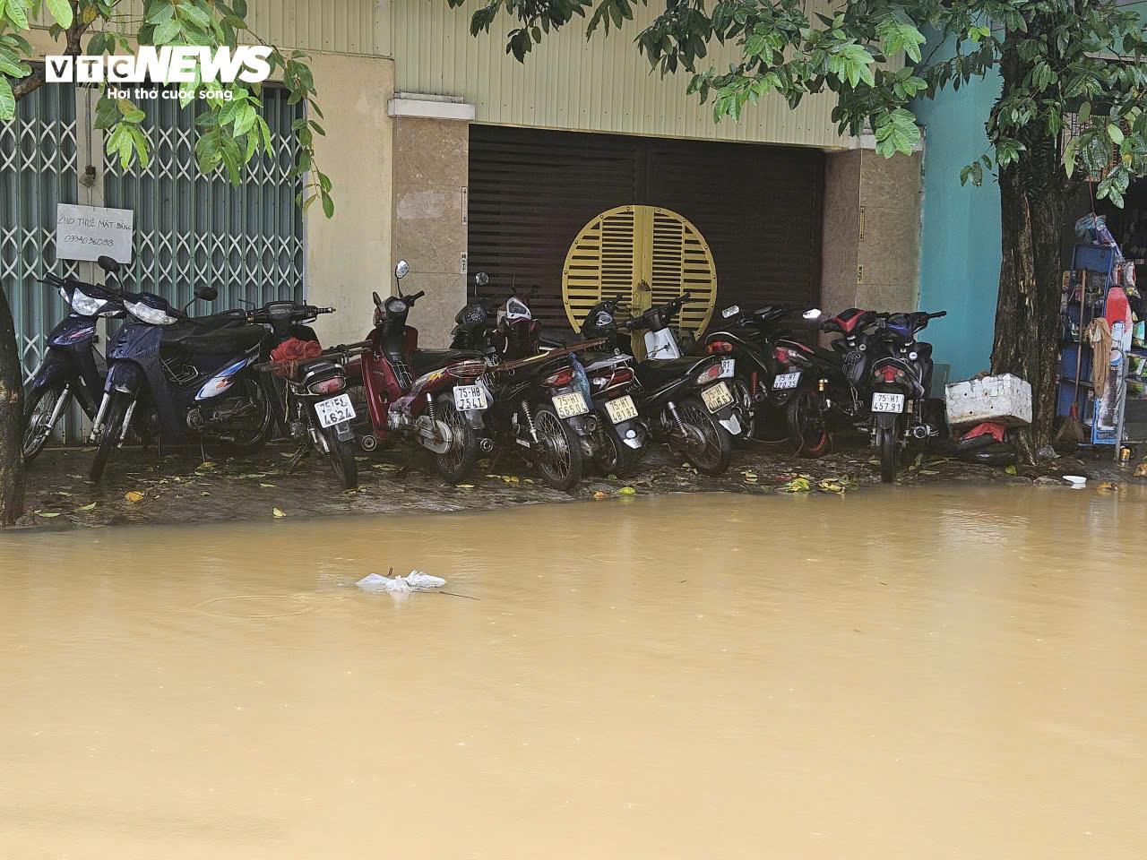 Nước sông dâng vượt xa báo động 3, TP Huế tiếp tục chìm trong biển nước- Ảnh 8. Nước sông dâng vượt xa báo động 3, TP Huế tiếp tục chìm trong biển nước- Ảnh 8.