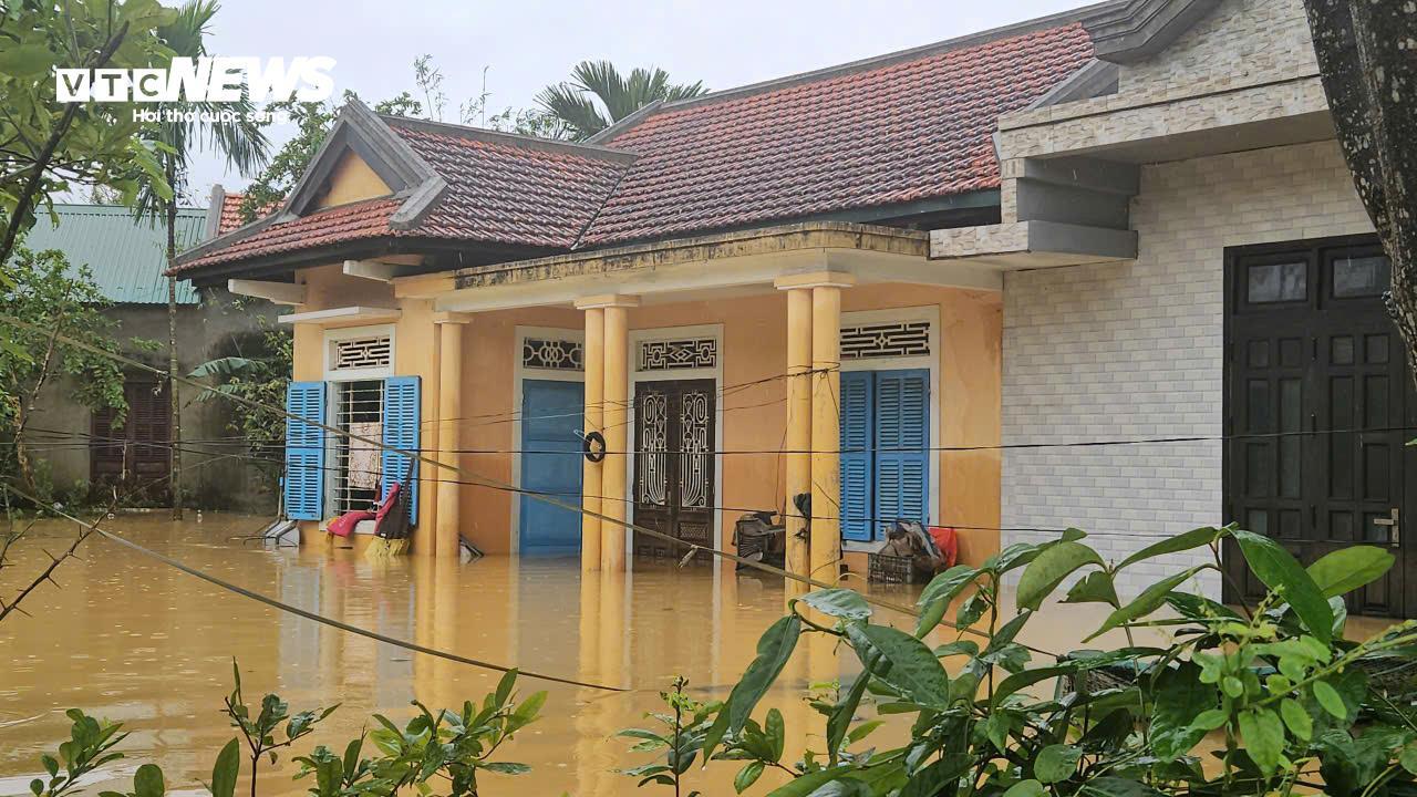 Nước sông dâng vượt xa báo động 3, TP Huế tiếp tục chìm trong biển nước- Ảnh 10. Nước sông dâng vượt xa báo động 3, TP Huế tiếp tục chìm trong biển nước- Ảnh 10.