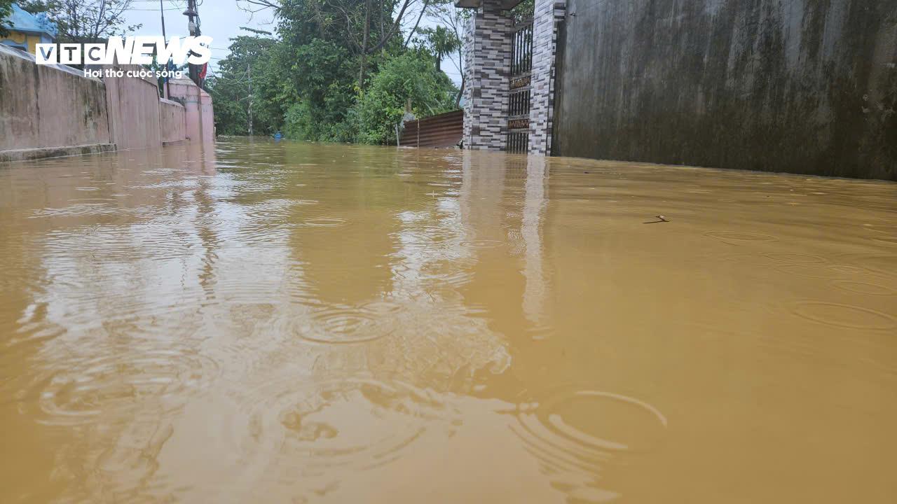 Nước sông dâng vượt xa báo động 3, TP Huế tiếp tục chìm trong biển nước- Ảnh 9. Nước sông dâng vượt xa báo động 3, TP Huế tiếp tục chìm trong biển nước- Ảnh 9.