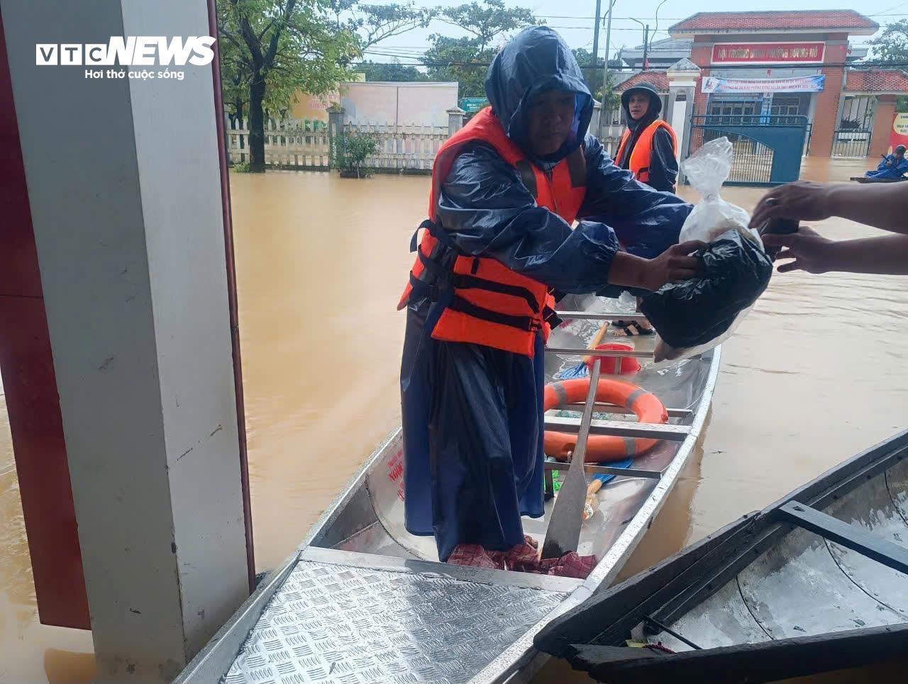 Nước sông dâng vượt xa báo động 3, TP Huế tiếp tục chìm trong biển nước- Ảnh 11. Nước sông dâng vượt xa báo động 3, TP Huế tiếp tục chìm trong biển nước- Ảnh 11.