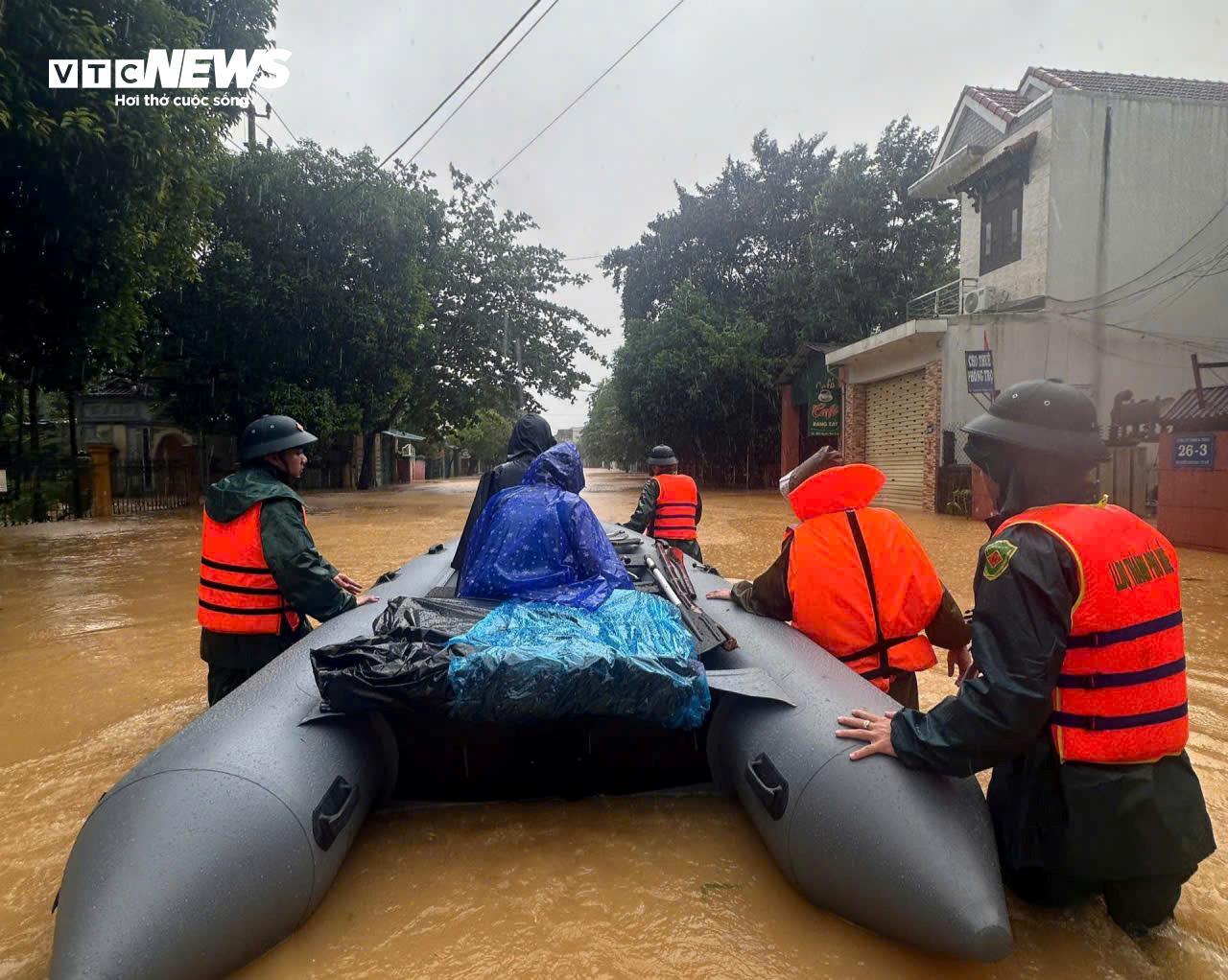 Nước sông dâng vượt xa báo động 3, TP Huế tiếp tục chìm trong biển nước- Ảnh 6. Nước sông dâng vượt xa báo động 3, TP Huế tiếp tục chìm trong biển nước- Ảnh 6.