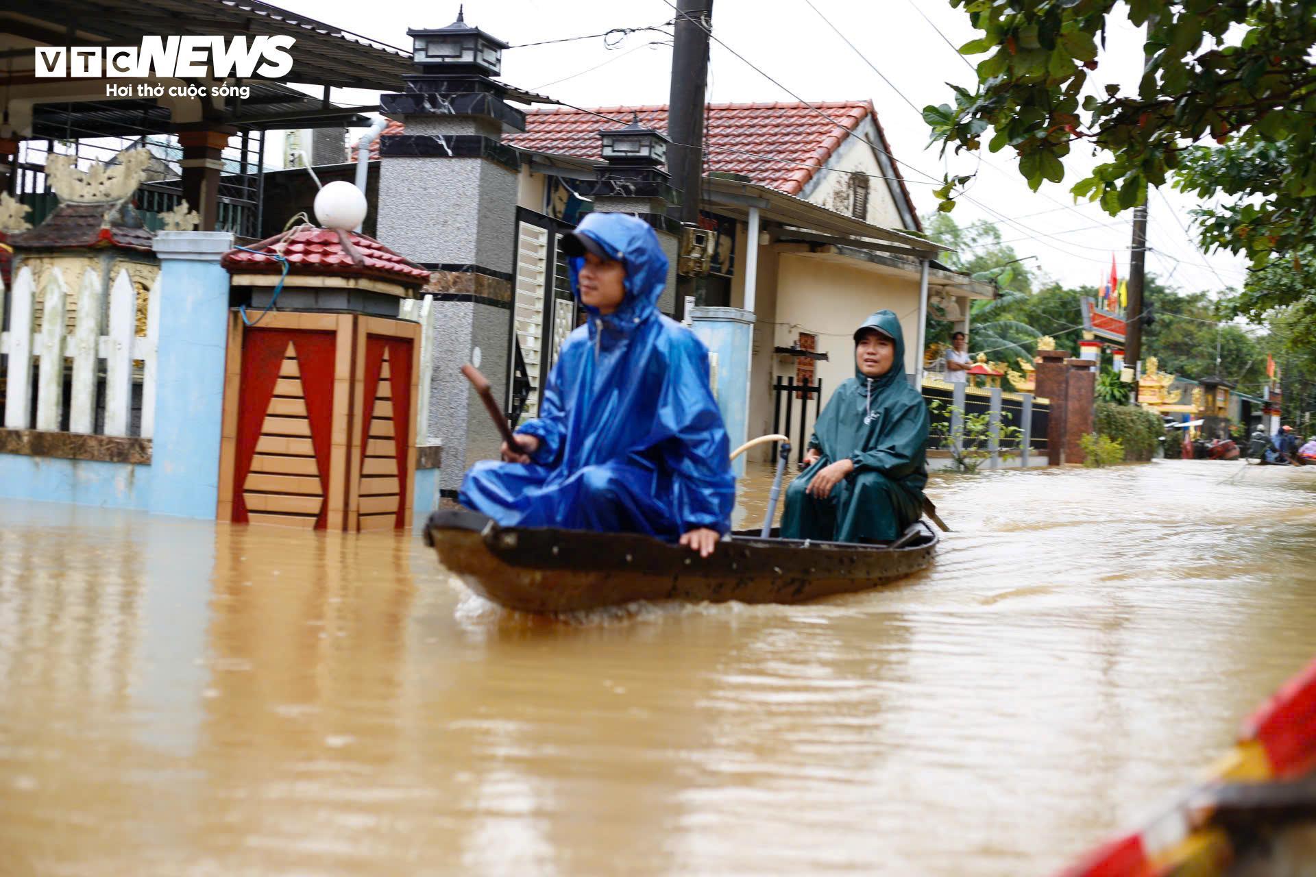 Nước sông dâng vượt xa báo động 3, TP Huế tiếp tục chìm trong biển nước- Ảnh 1. Nước sông dâng vượt xa báo động 3, TP Huế tiếp tục chìm trong biển nước- Ảnh 1.