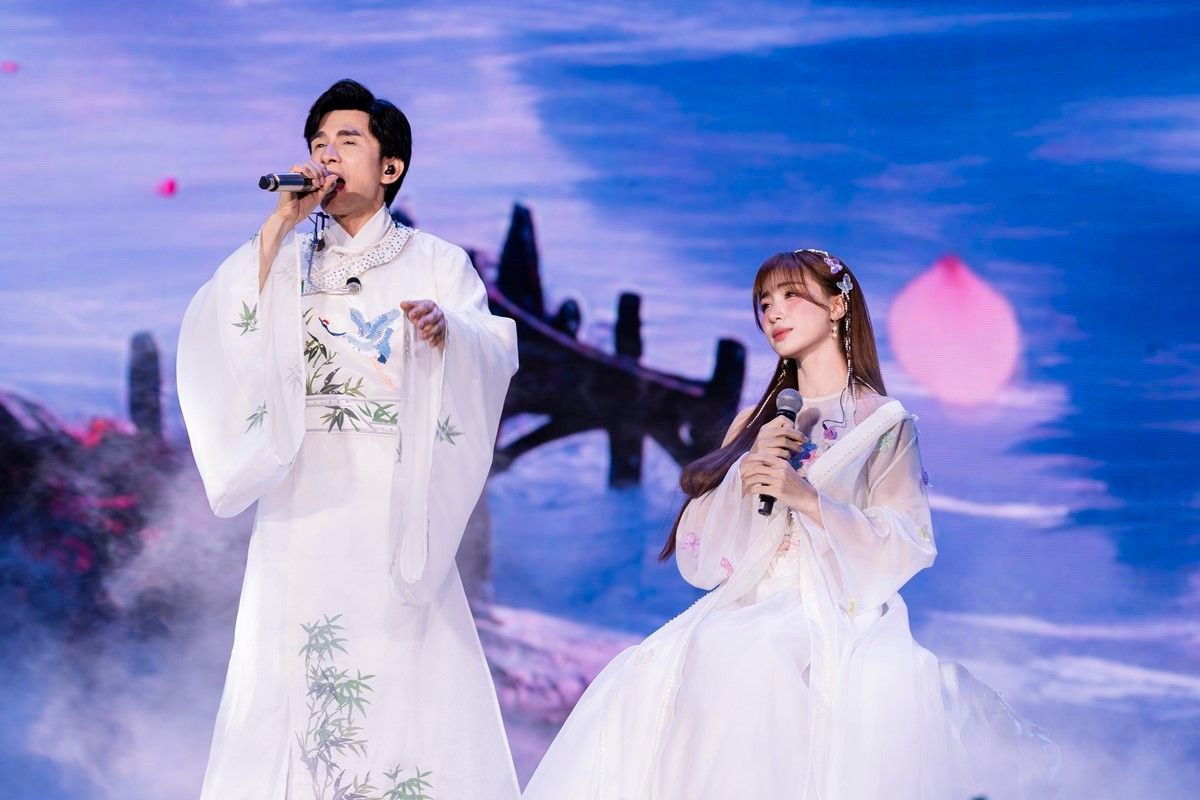 Hòa Minzy: Tôi đang ngủ anh Đan Trường nhắn tin hỏi "em ơi số tài khoản bao nhiêu? Bao nhiêu tiền?"- Ảnh 1. Hòa Minzy: Tôi đang ngủ anh Đan Trường nhắn tin hỏi "em ơi số tài khoản bao nhiêu? Bao nhiêu tiền?"- Ảnh 1.