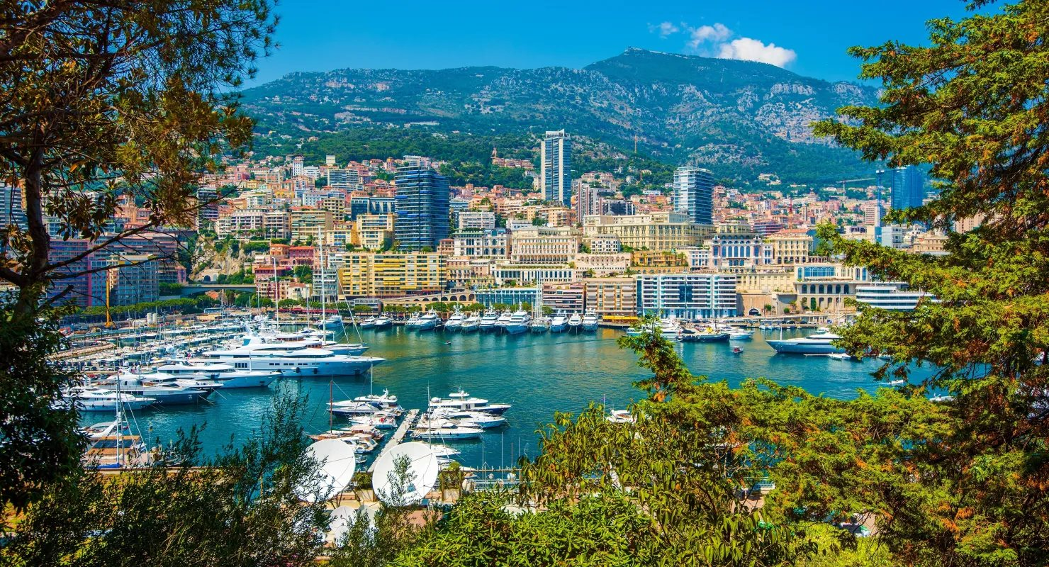 Đất nước rộng chưa bằng nửa Hồ Tây nhưng "cứ ra ngõ là gặp triệu phú USD"- Ảnh 1.