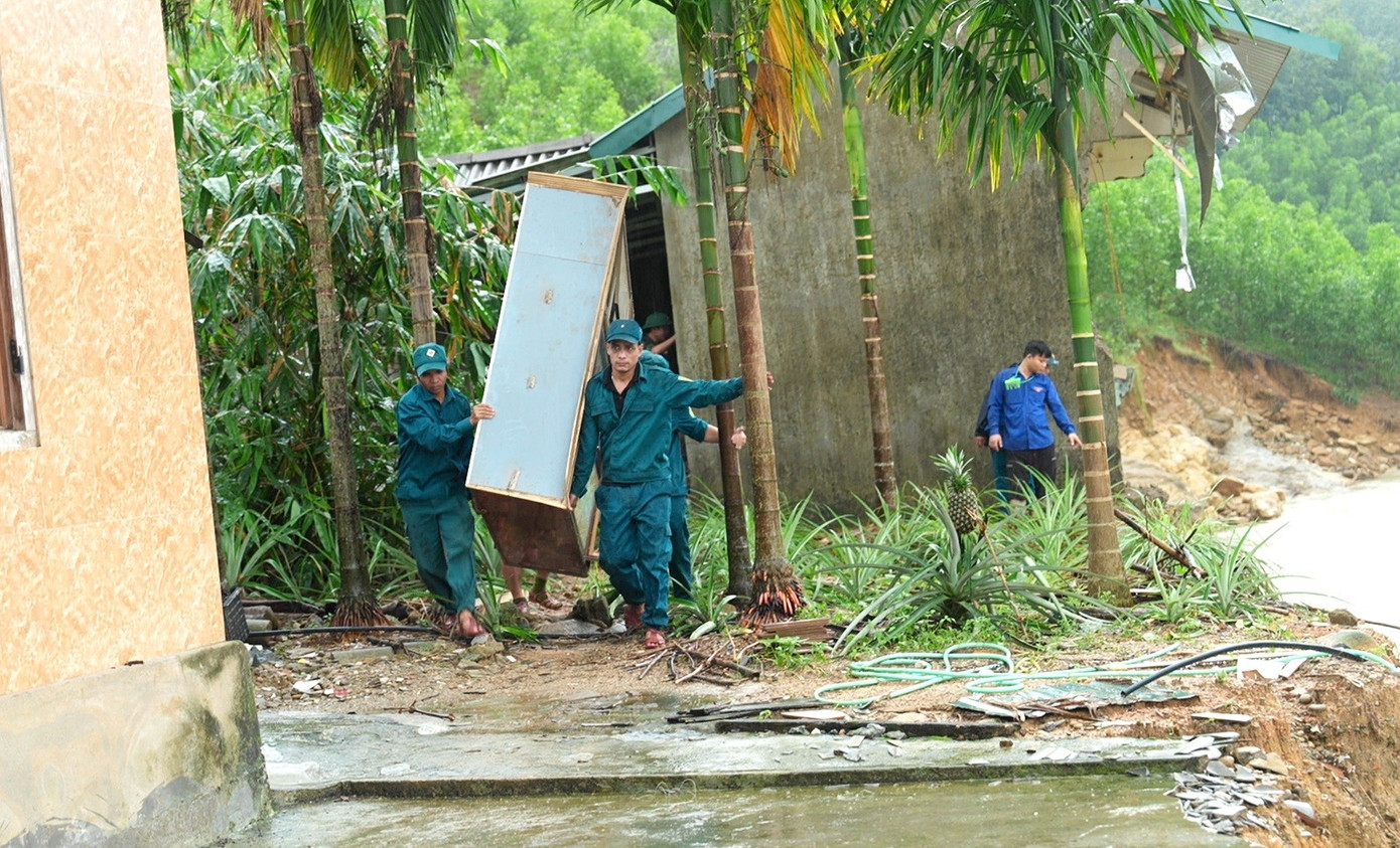 Khẩn cấp di dời d&acirc;n v&ugrave;ng nguy cơ trượt lở n&uacute;i giữa mưa rất lớn tại Huế- Ảnh 2.