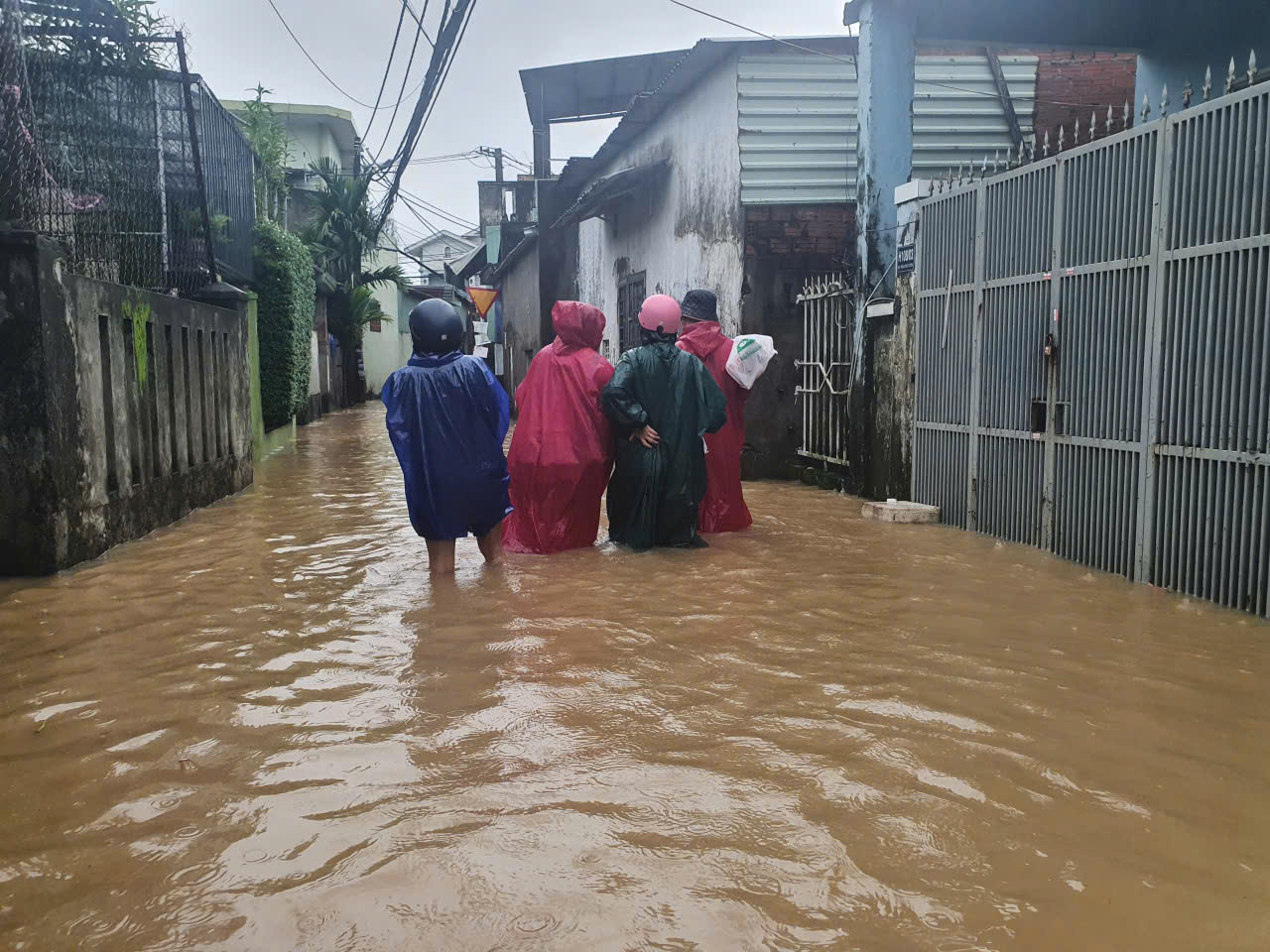 CLIP: Mưa lớn, xuất hiện hố sụp ở khu chung cư tại Đà Nẵng- Ảnh 14. CLIP: Mưa lớn, xuất hiện hố sụp ở khu chung cư tại Đà Nẵng- Ảnh 14.