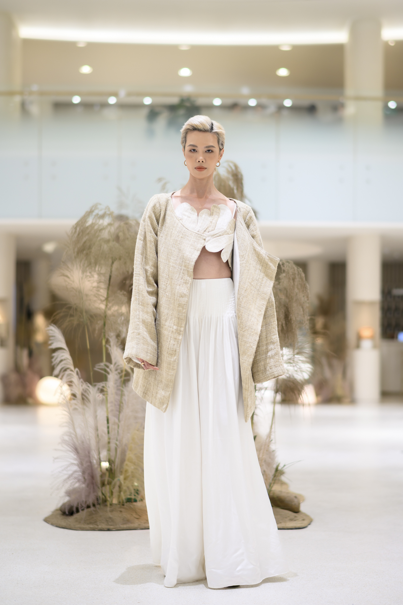 Á hậu Châu Anh đánh đàn, diễn thời trang gây bất ngờ- Ảnh 7.