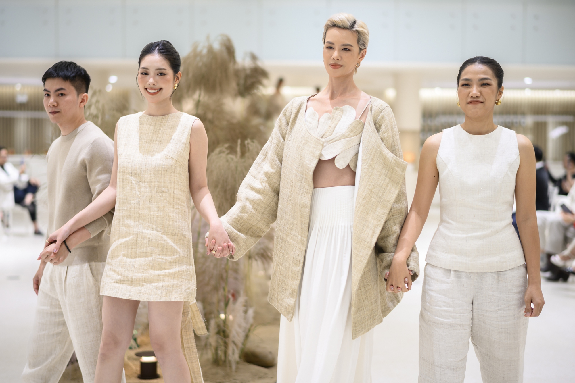 Á hậu Châu Anh đánh đàn, diễn thời trang gây bất ngờ- Ảnh 3.