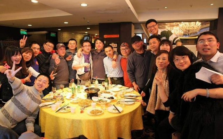 Đi họp lớp tự bỏ hơn 1 triệu bù hoá đơn: Về phòng, tôi chết sững trước 3 câu nói của bạn cũ, âm thầm rời nhóm chat- Ảnh 1.