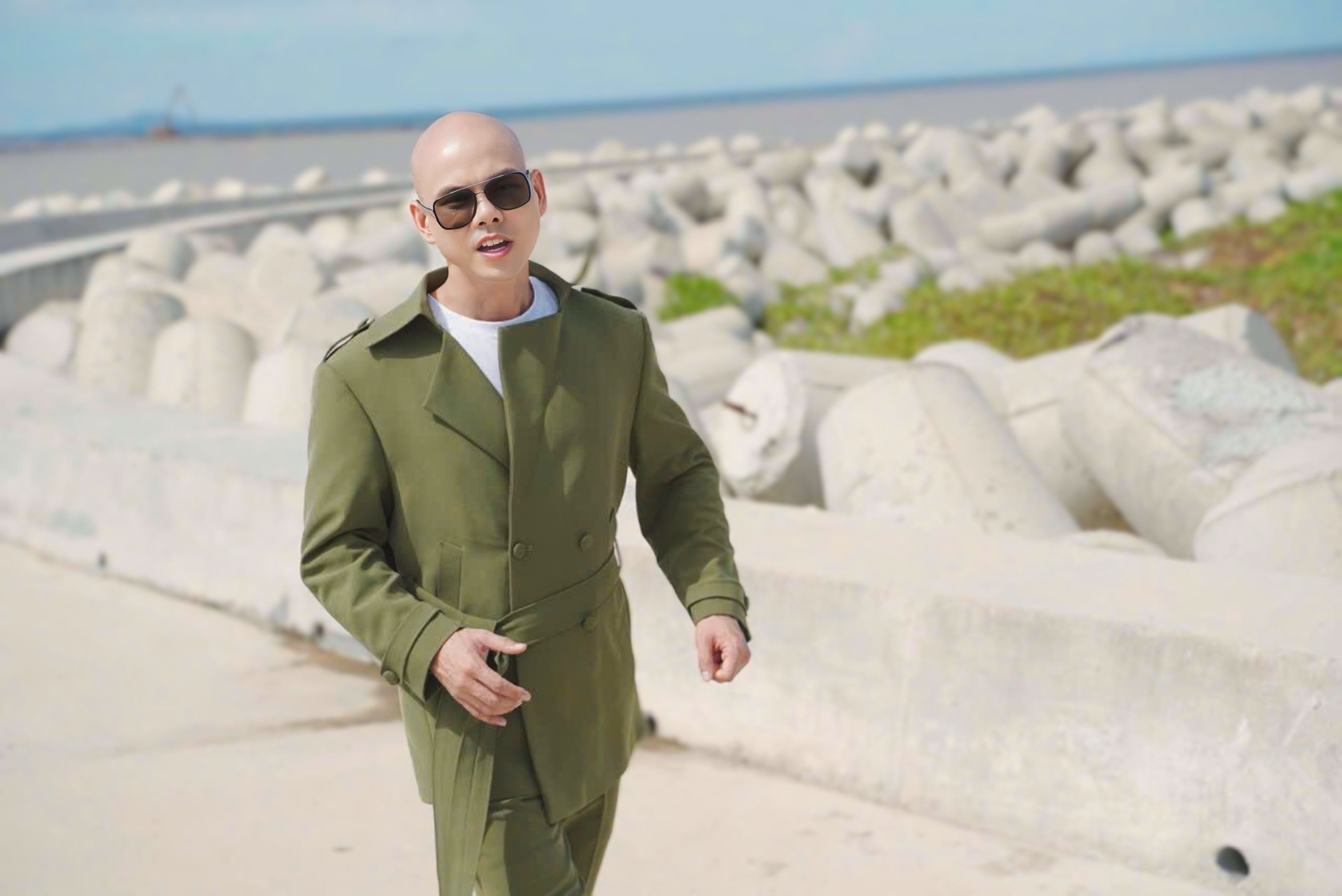 Phan Đinh Tùng mời vợ đóng chung MV mới- Ảnh 2.