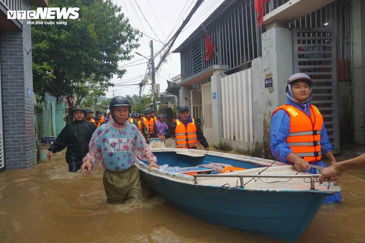 Nước dâng cao chảy xiết, người dân 'rốn lũ' Mẹ Suốt lại cuống cuồng sơ tán- Ảnh 8.