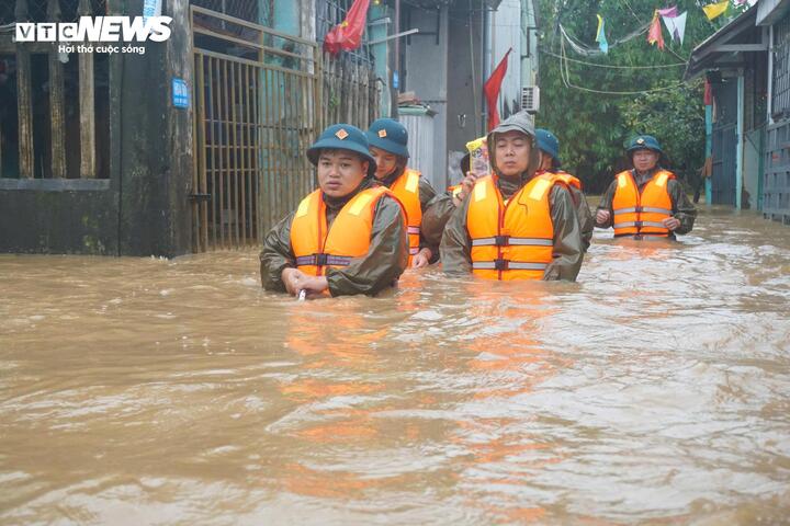 Nước dâng cao chảy xiết, người dân 'rốn lũ' Mẹ Suốt lại cuống cuồng sơ tán- Ảnh 6.