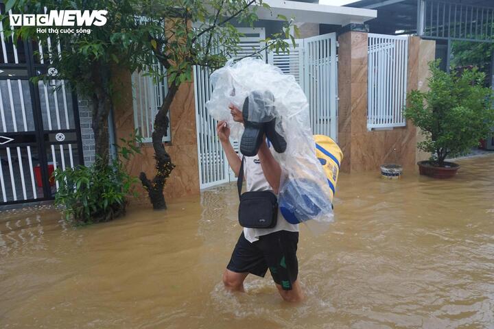 Nước dâng cao chảy xiết, người dân 'rốn lũ' Mẹ Suốt lại cuống cuồng sơ tán- Ảnh 5.
