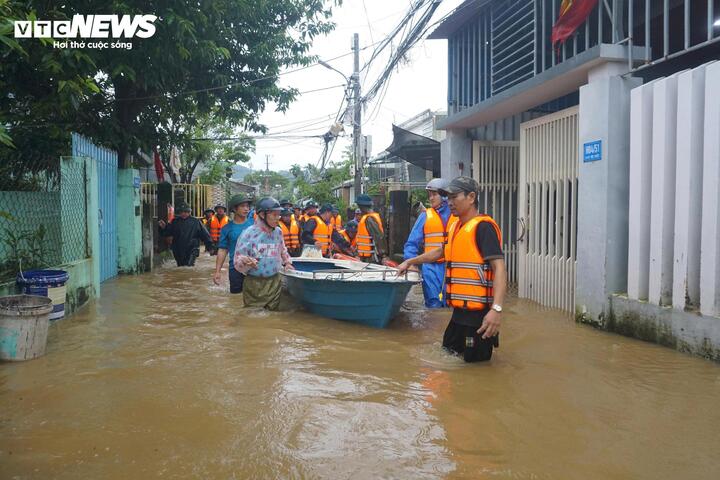 Nước dâng cao chảy xiết, người dân 'rốn lũ' Mẹ Suốt lại cuống cuồng sơ tán- Ảnh 3.