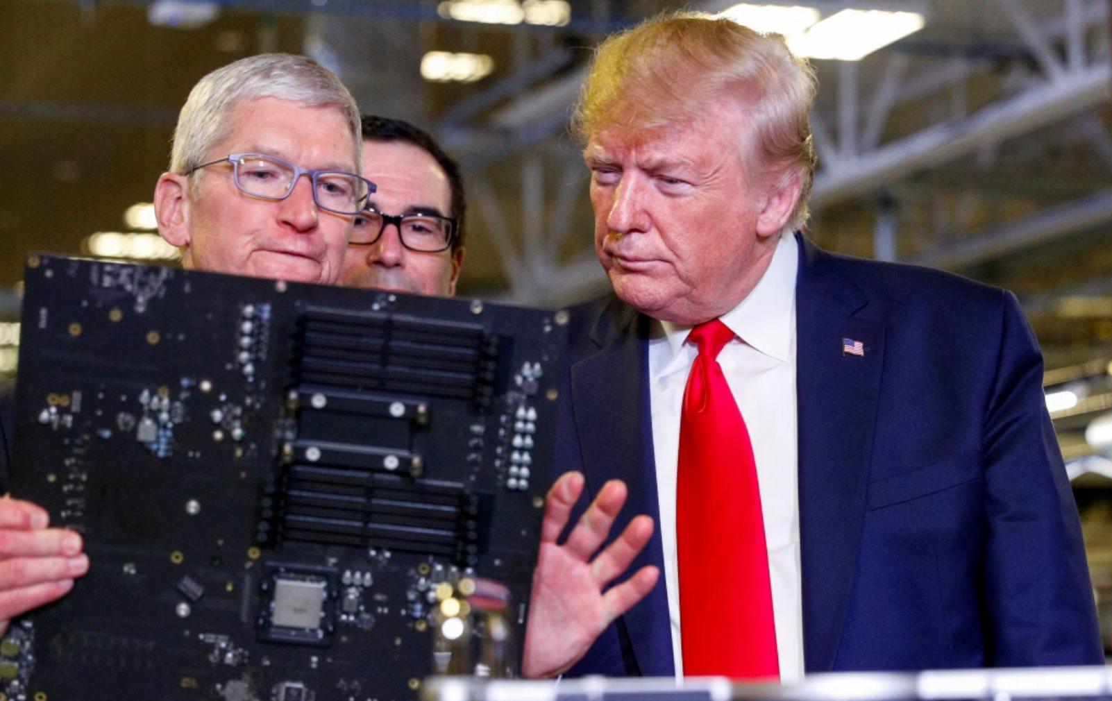 Thế giới nợ Tim Cook 1 lời xin lỗi: Apple chạm mốc 4.000 tý USD bất chấp iPhone đơn điệu, cổ phiếu tăng 40% như phép màu- Ảnh 2.