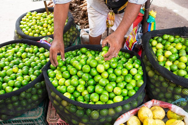 Loại quả bán đầy ở chợ Việt Nam giá cực rẻ - Sang trời Tây bỗng thành hàng hot, được các 'đại gia dầu mỏ' tranh mua như đặc sản - Ảnh 1.