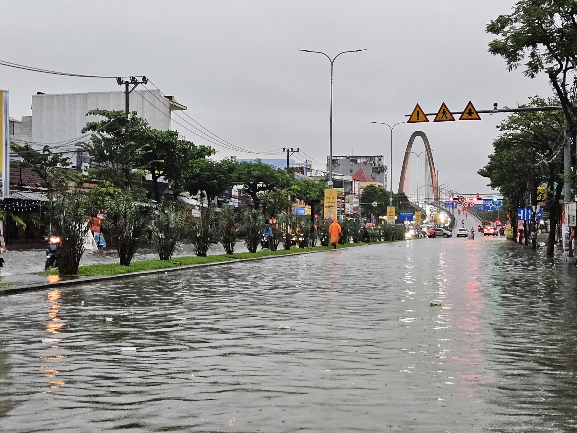 CLIP: Mưa lớn, xuất hiện hố sụp ở khu chung cư tại Đà Nẵng- Ảnh 13. CLIP: Mưa lớn, xuất hiện hố sụp ở khu chung cư tại Đà Nẵng- Ảnh 13.