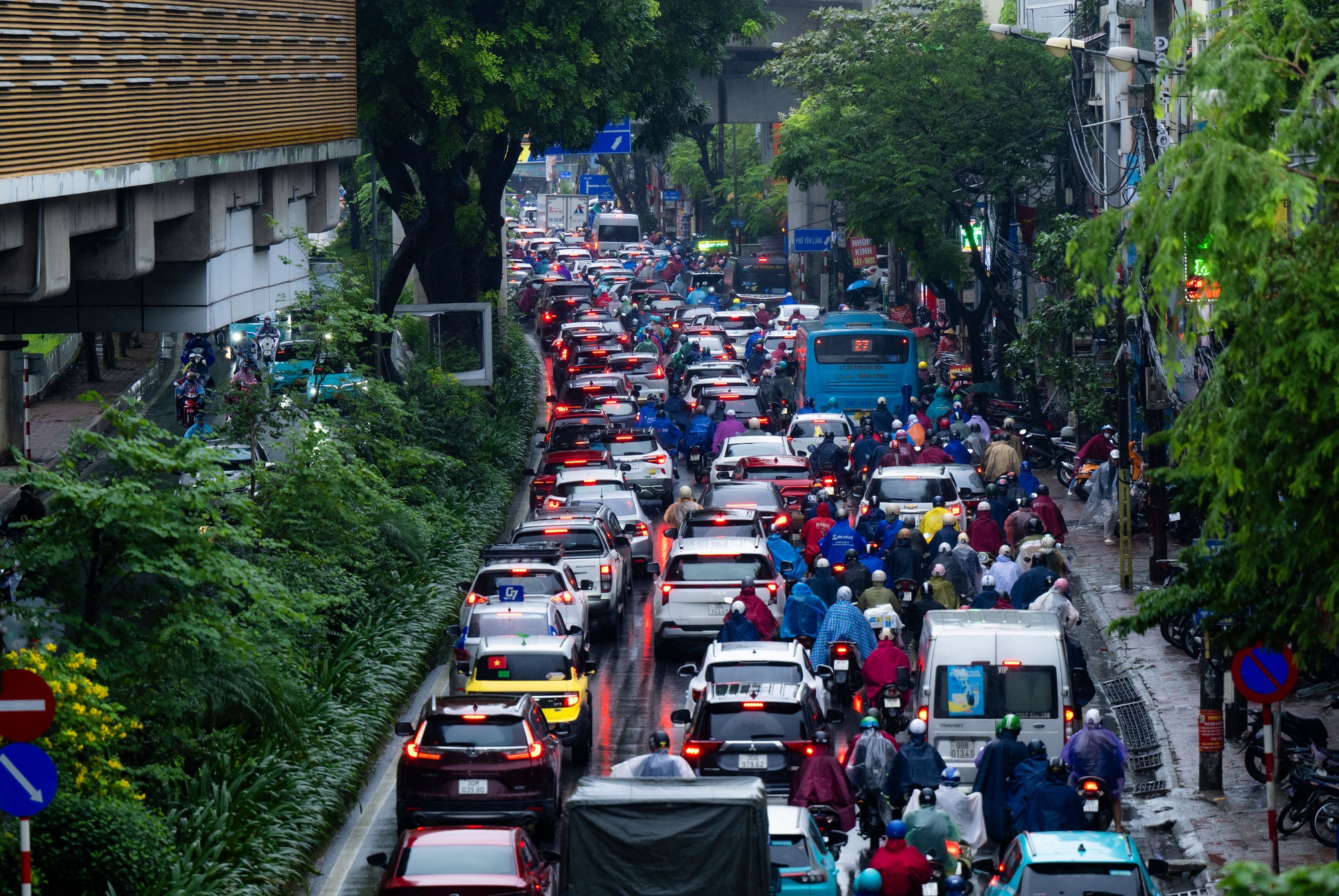Hà Nội mưa lạnh 18 độ C ngày đầu tuần, người dân co ro giữa dòng xe ùn tắc- Ảnh 5. Hà Nội mưa lạnh 18 độ C ngày đầu tuần, người dân co ro giữa dòng xe ùn tắc- Ảnh 5.
